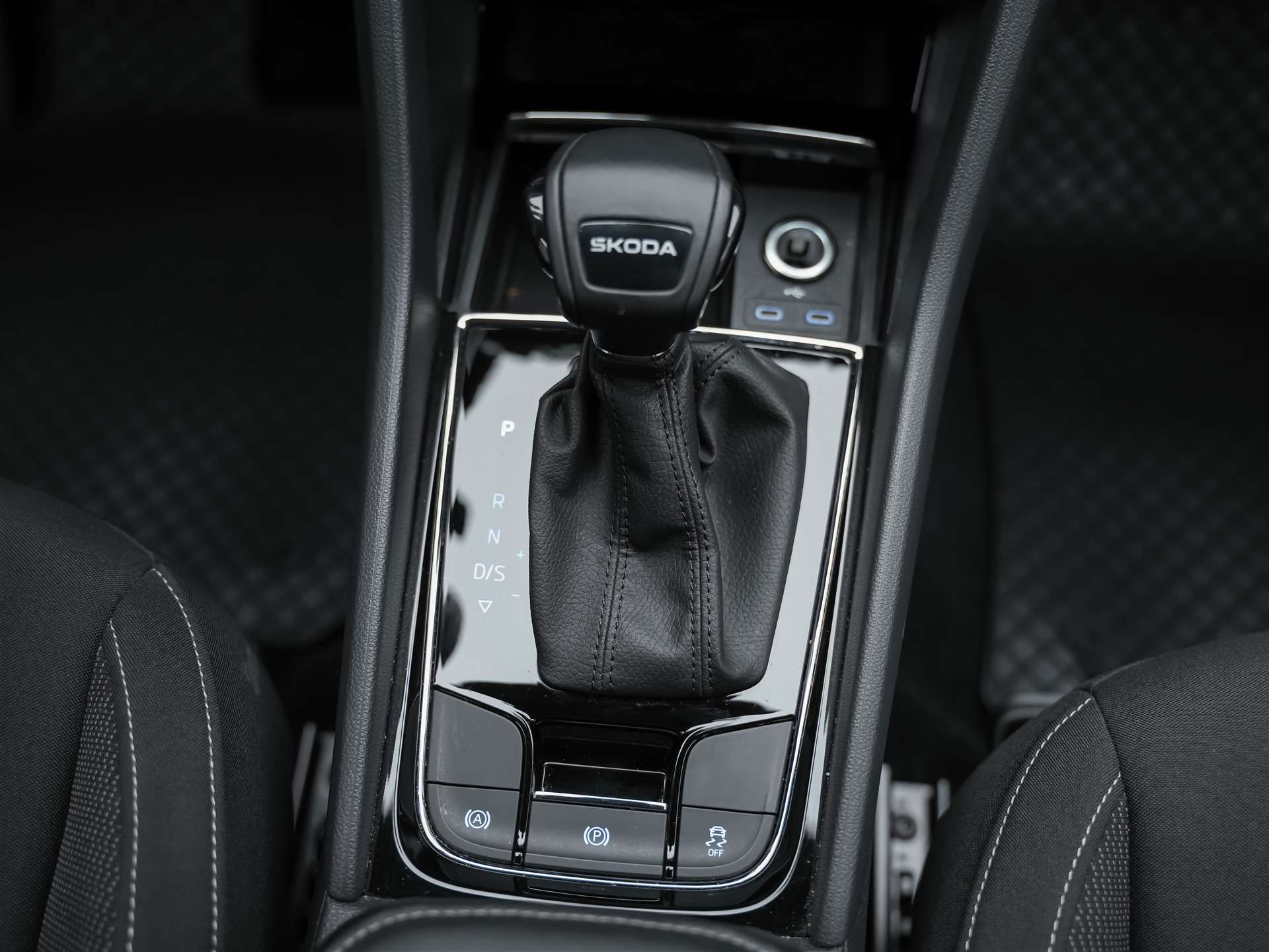 SKODA Karoq 1.5 TSI Selection DSG *Sitzheizung*Lenkradheizung*Rückfahrkamera*-image-21