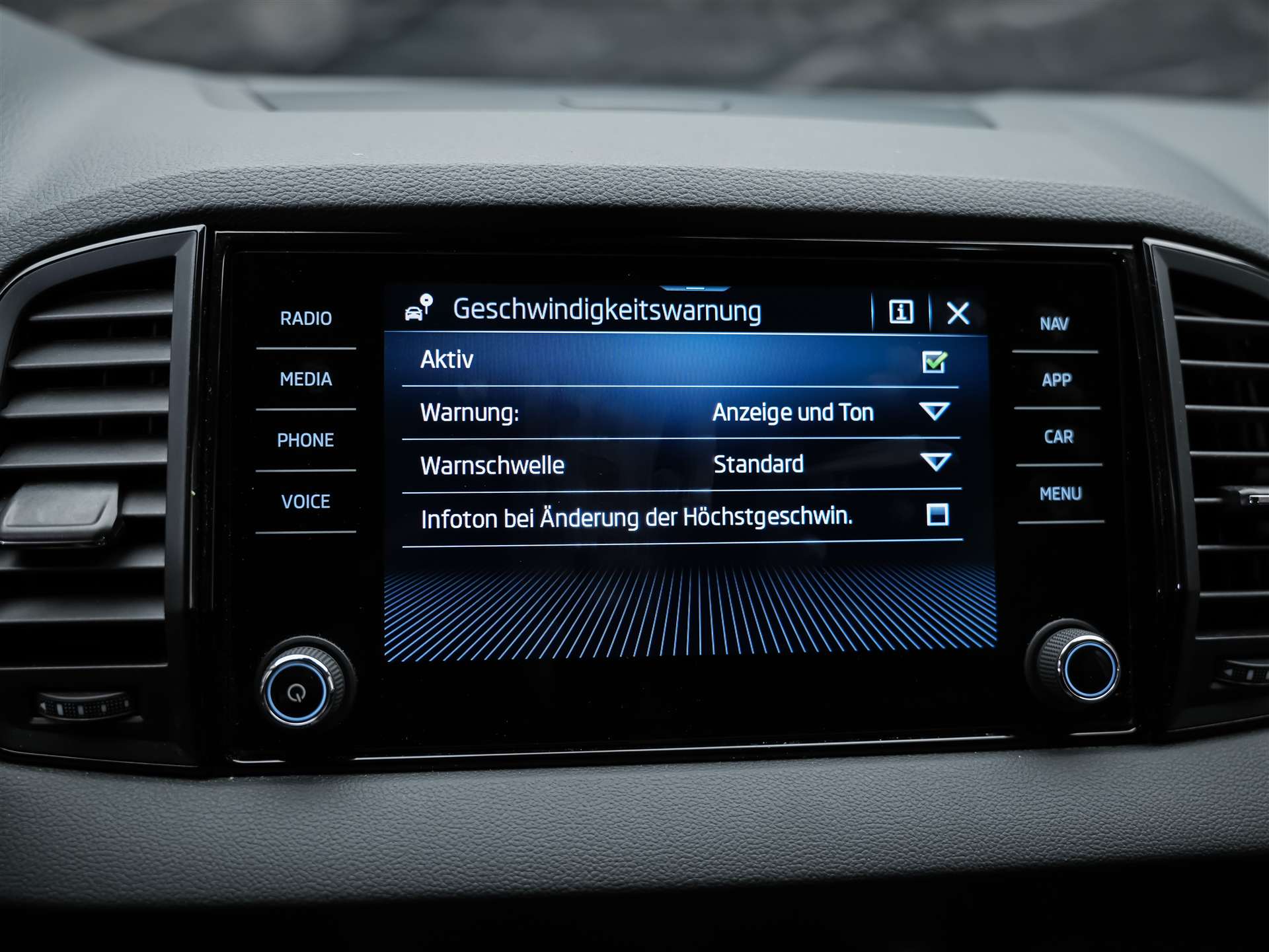SKODA Karoq 1.5 TSI Selection DSG *Sitzheizung*Lenkradheizung*Rückfahrkamera*-image-36
