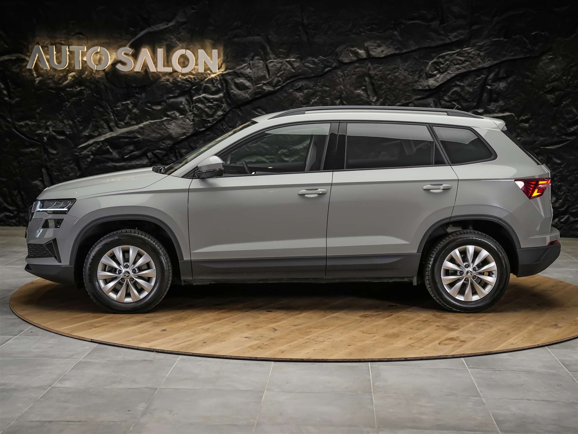 SKODA Karoq 1.5 TSI Selection DSG *Sitzheizung*Lenkradheizung*Rückfahrkamera*-showroom-element-2