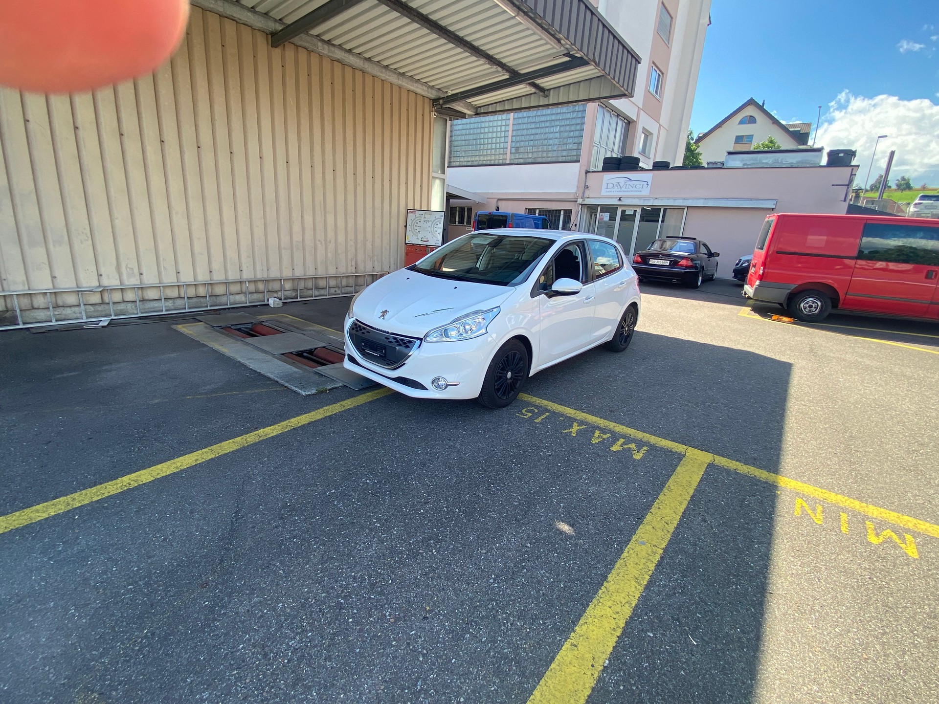 PEUGEOT 208 1.4 e-HDi Active EGS5-image-1