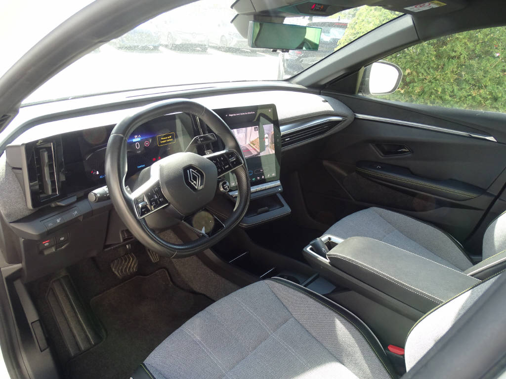 RENAULT Mégane E-Tech techno-showroom-element-3