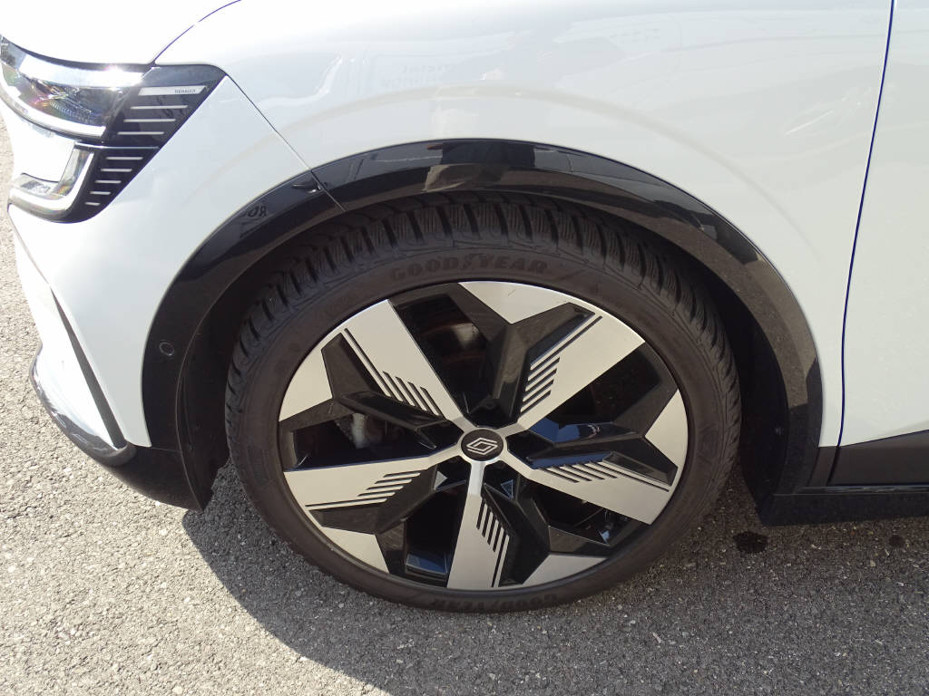 RENAULT Mégane E-Tech techno-showroom-element-1