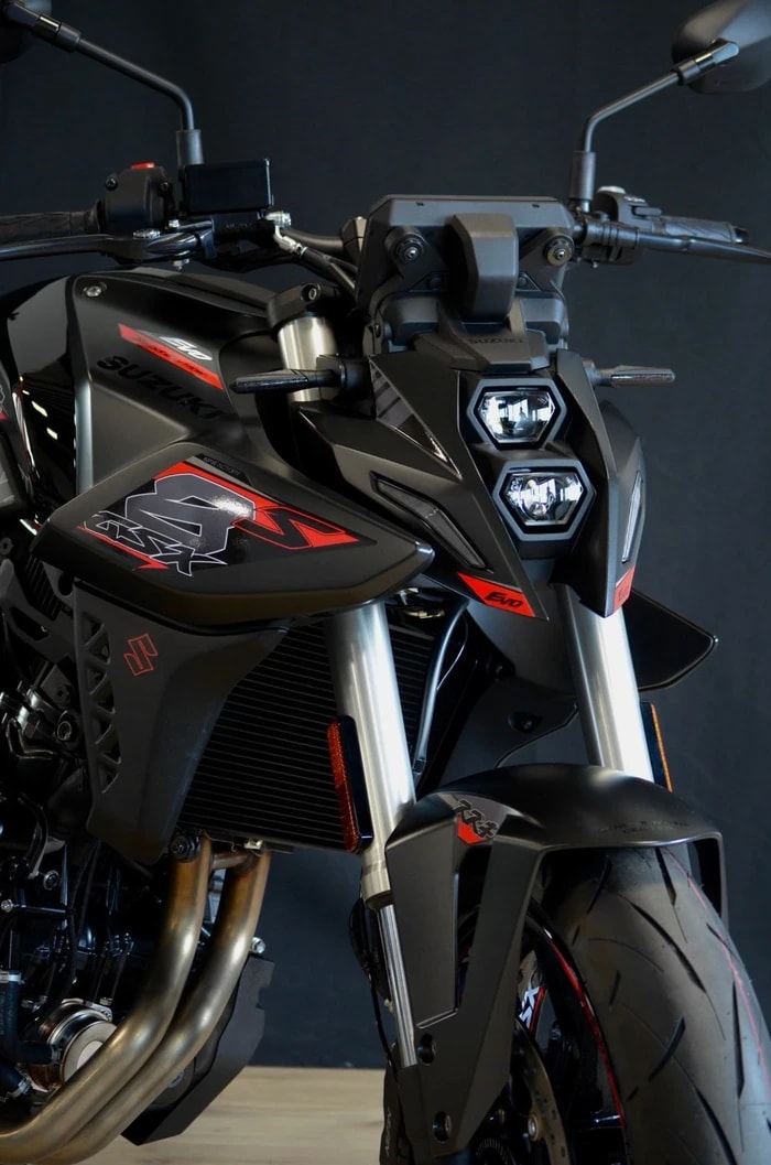 SUZUKI GSX 8 S EVO-showroom-element-1