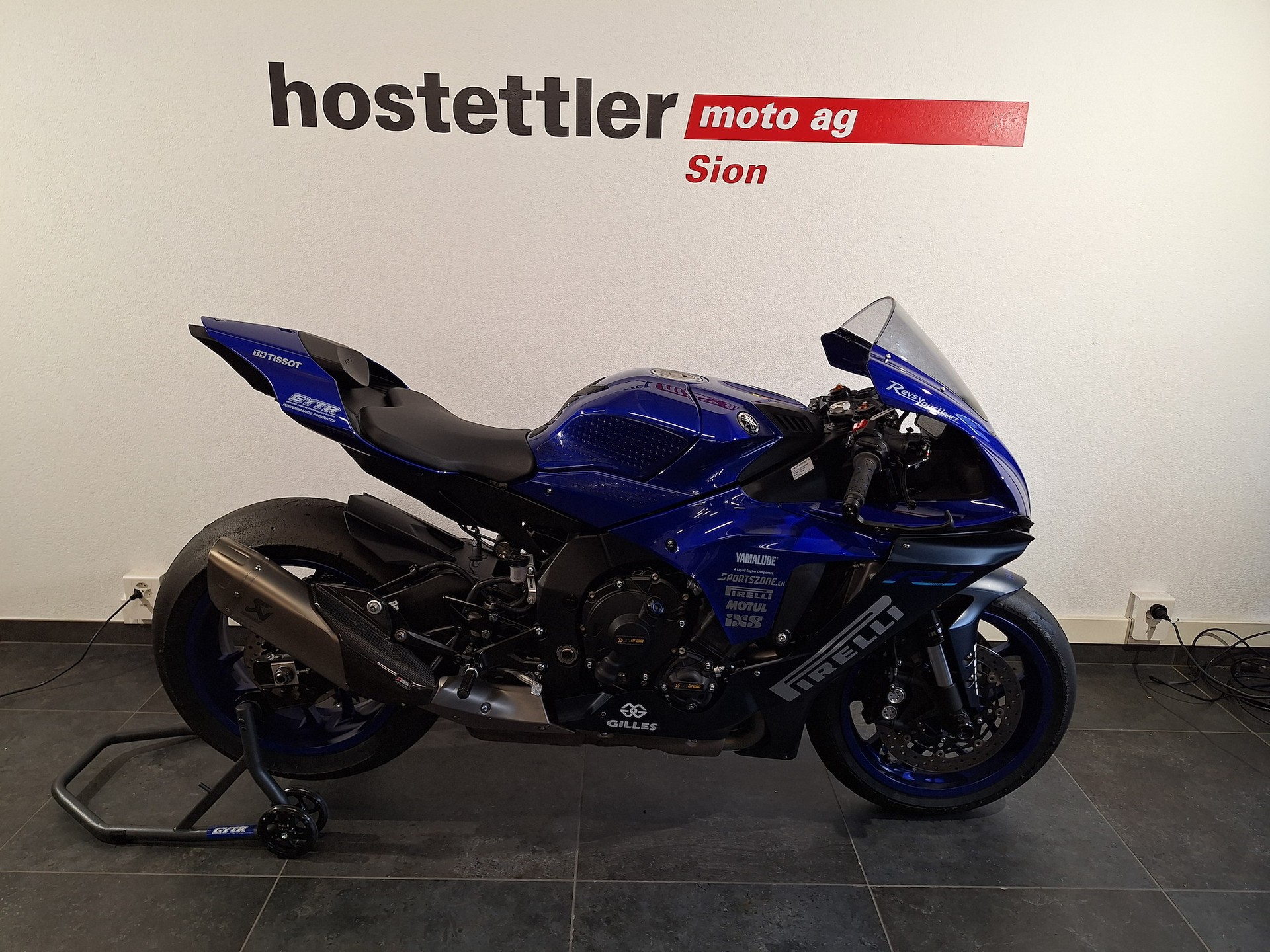 YAMAHA R1-image-1
