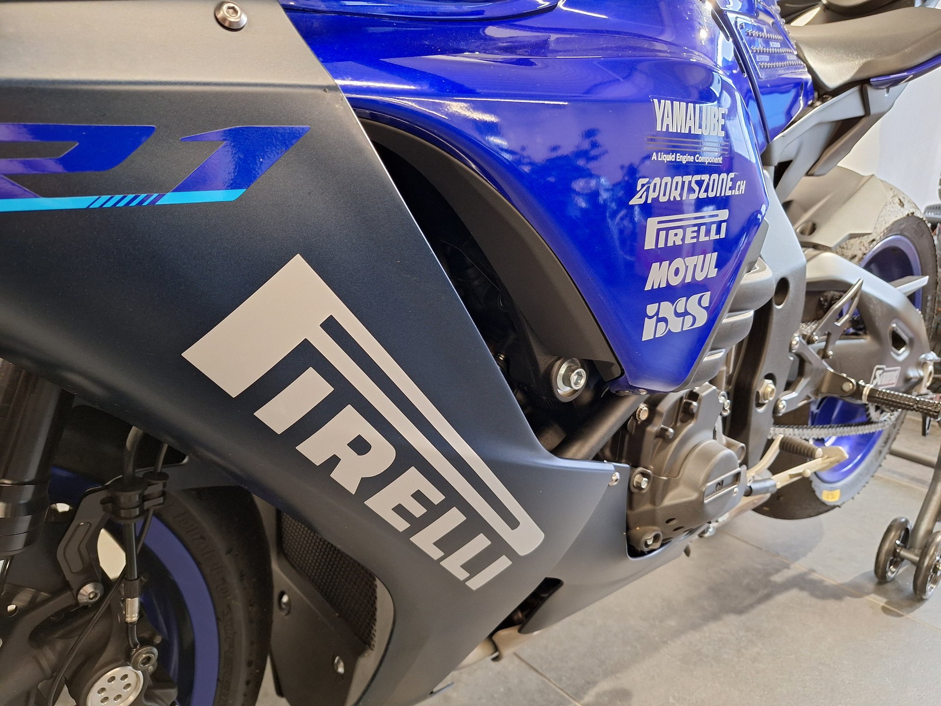 YAMAHA R1-image-7