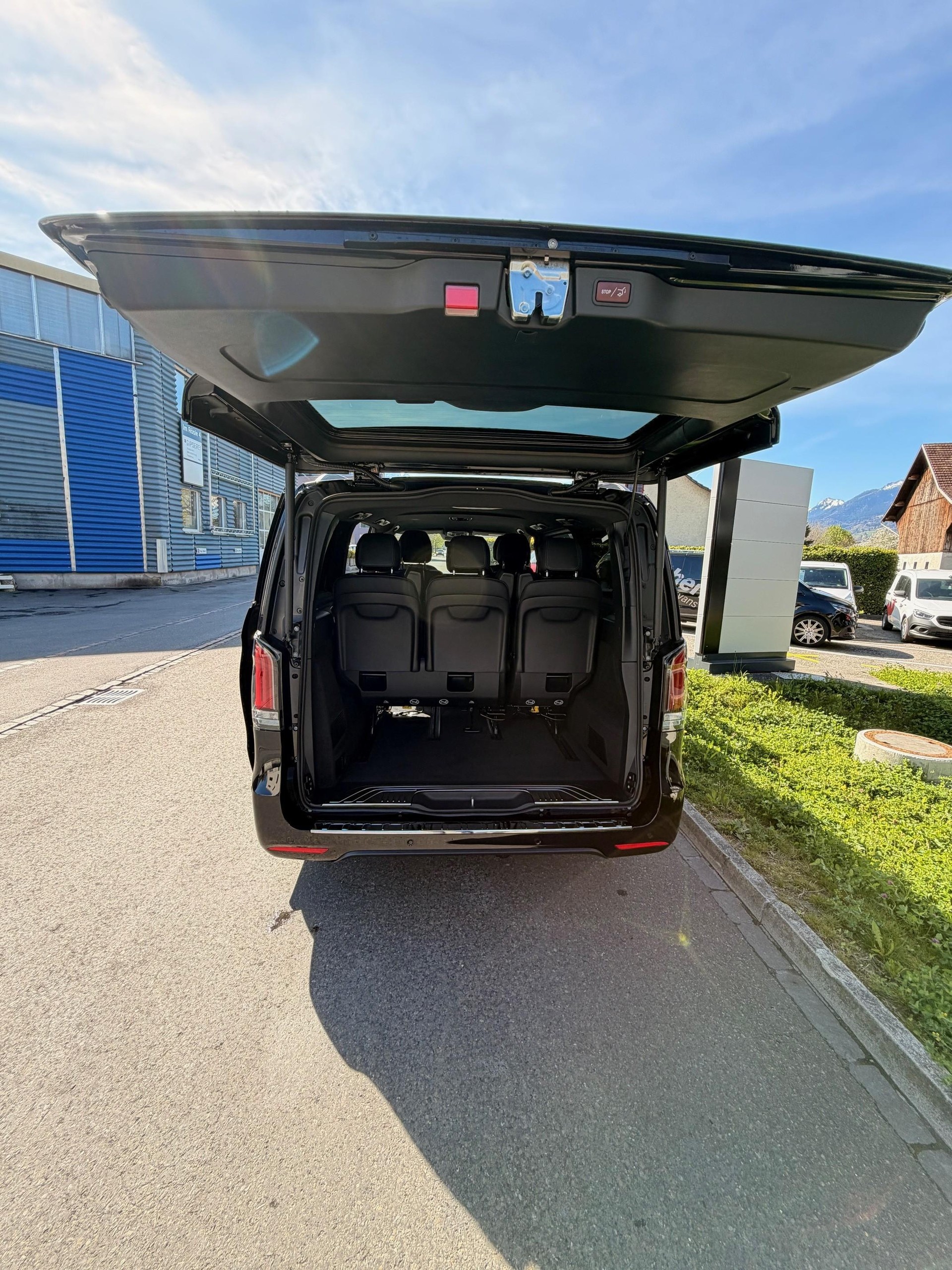 MERCEDES-BENZ V 300 d Swiss Ed. lang 4matic Van-image-12