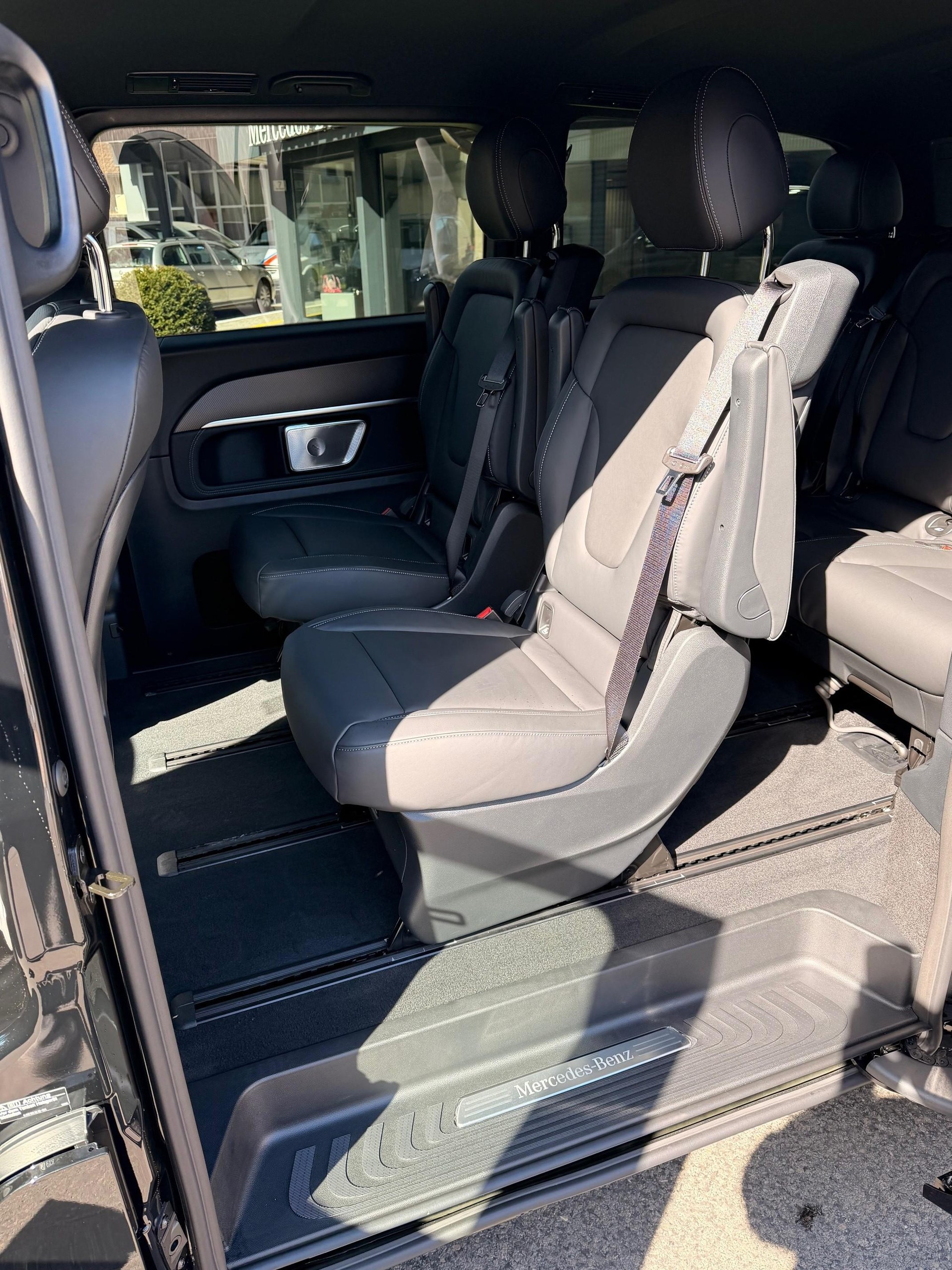 MERCEDES-BENZ V 300 d Swiss Ed. lang 4matic Van-image-10