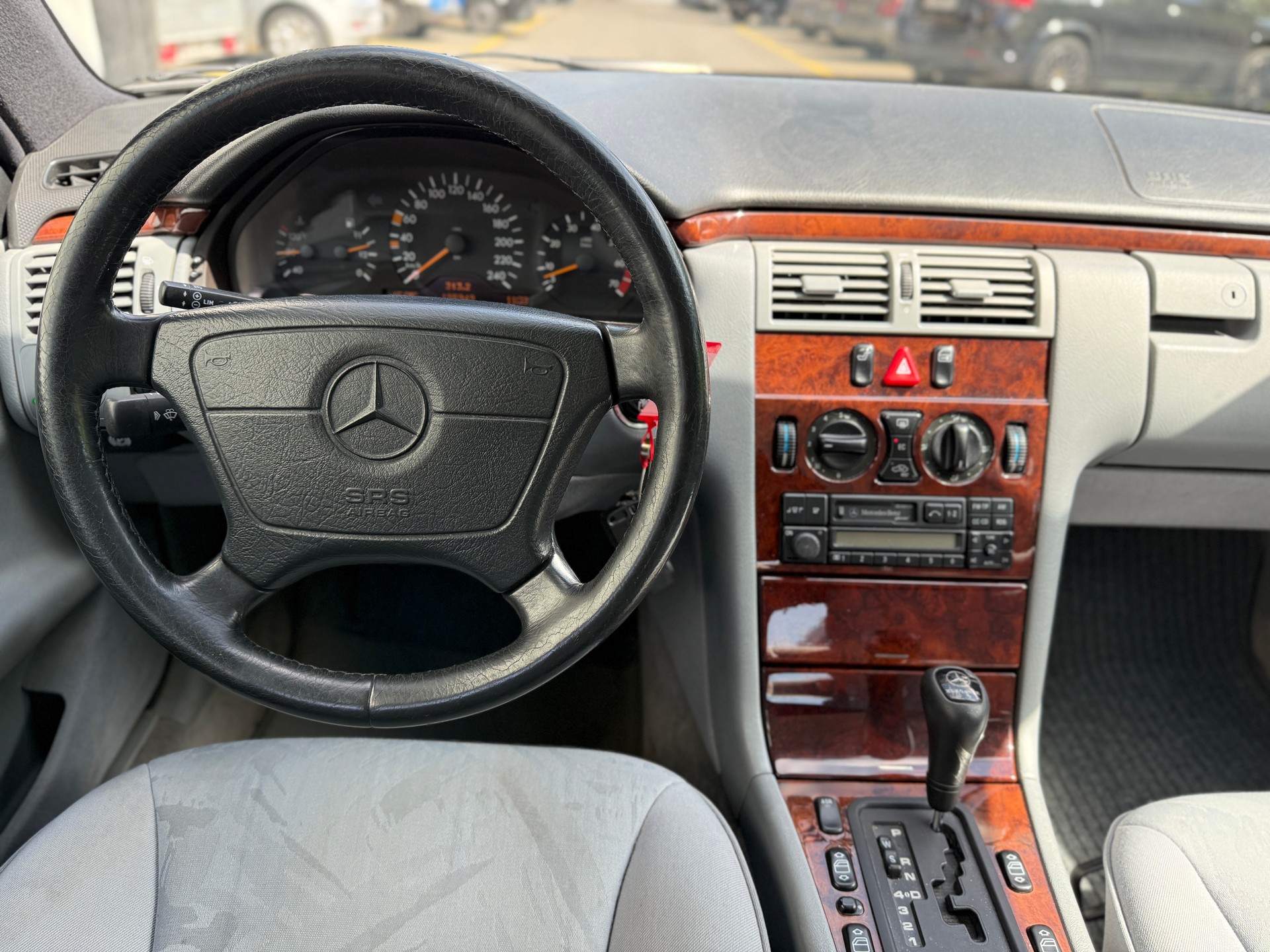 MERCEDES-BENZ E 240 Elégance-image-7