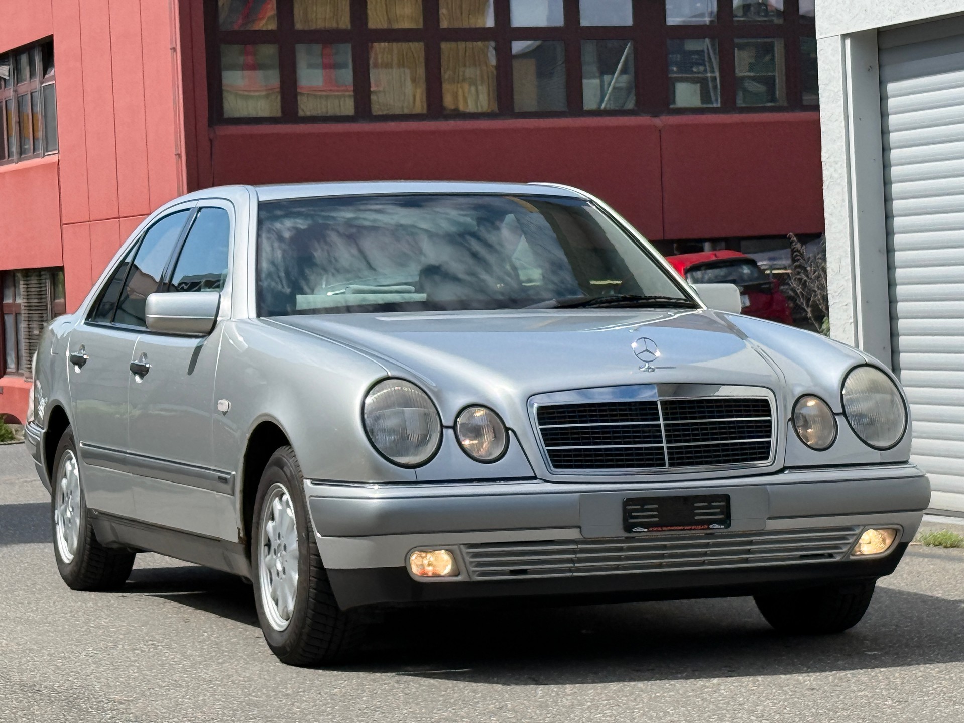 MERCEDES-BENZ E 240 Elégance-showroom-element-1