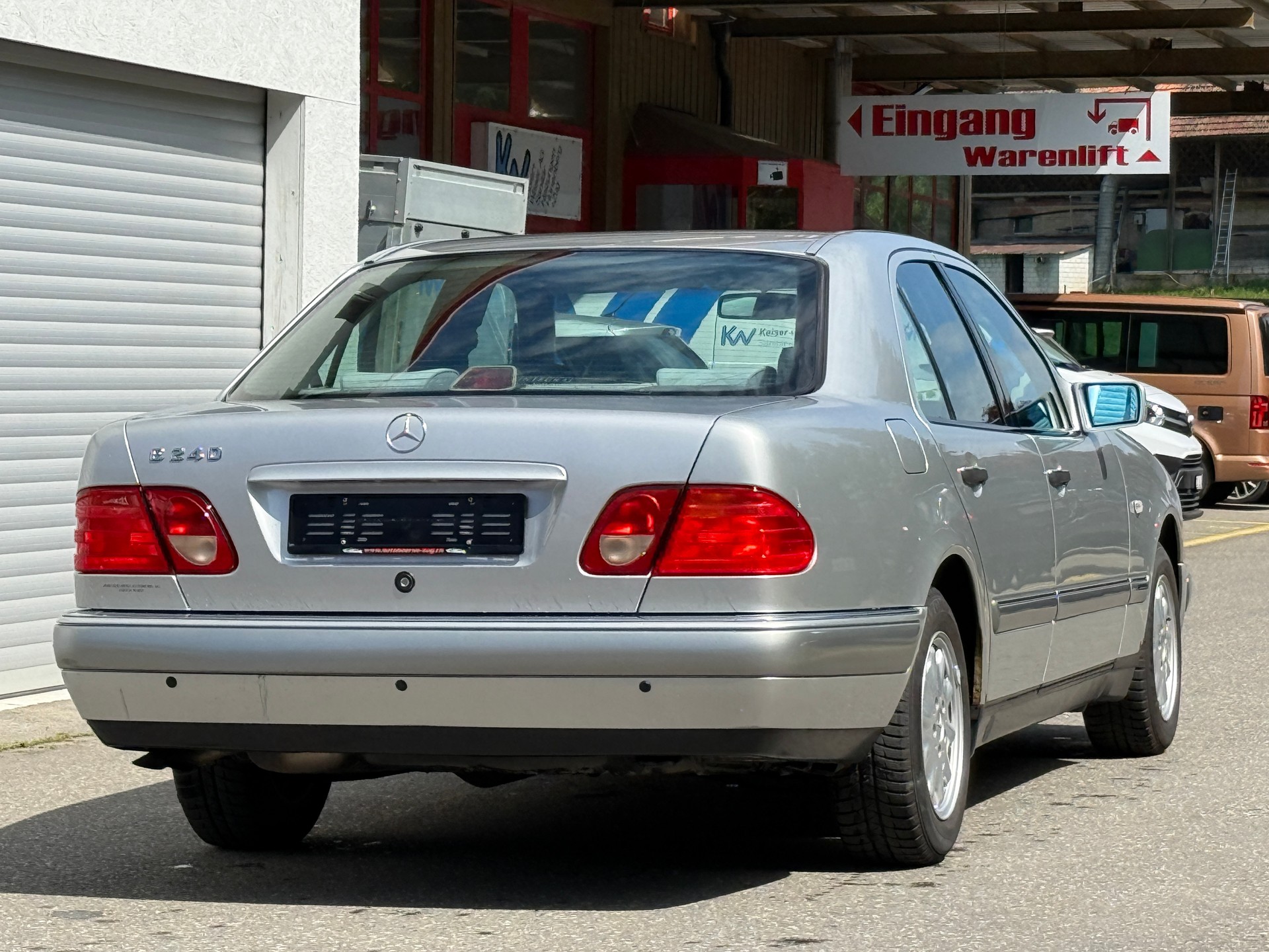 MERCEDES-BENZ E 240 Elégance-showroom-element-3