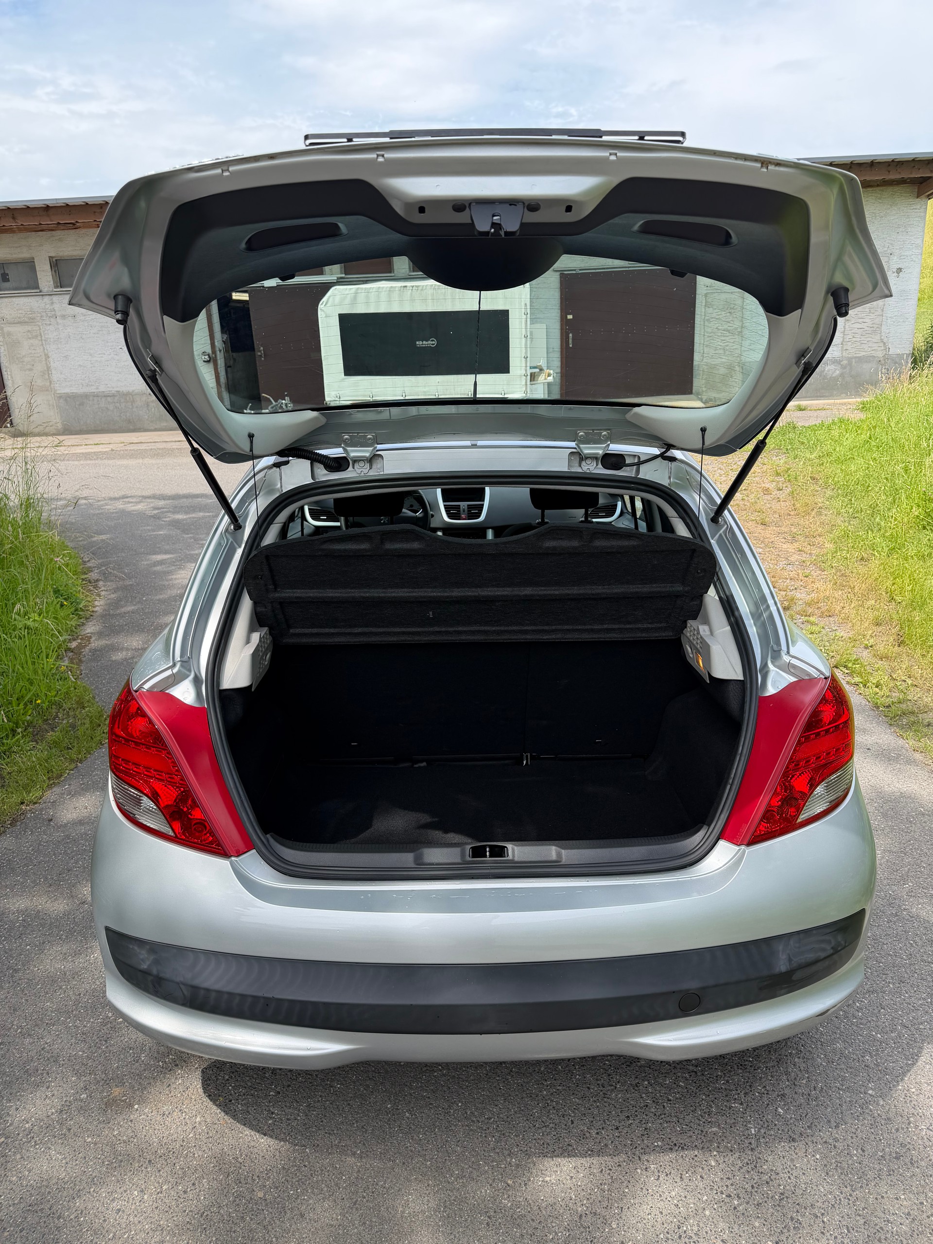 PEUGEOT 207 1.4 16V Swiss Edition-image-8