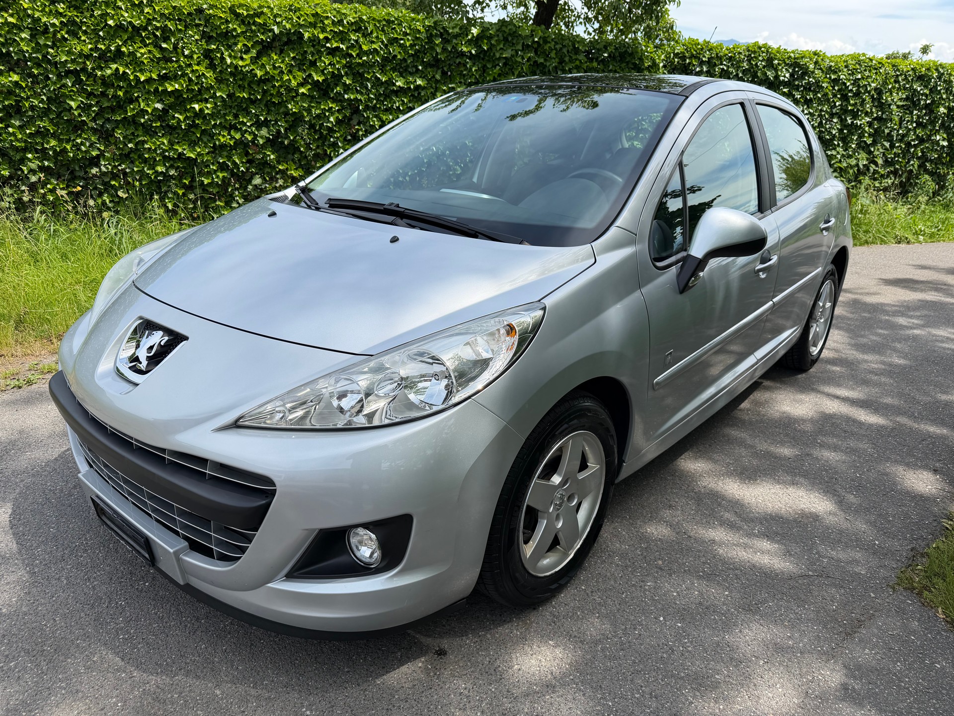 PEUGEOT 207 1.4 16V Swiss Edition
