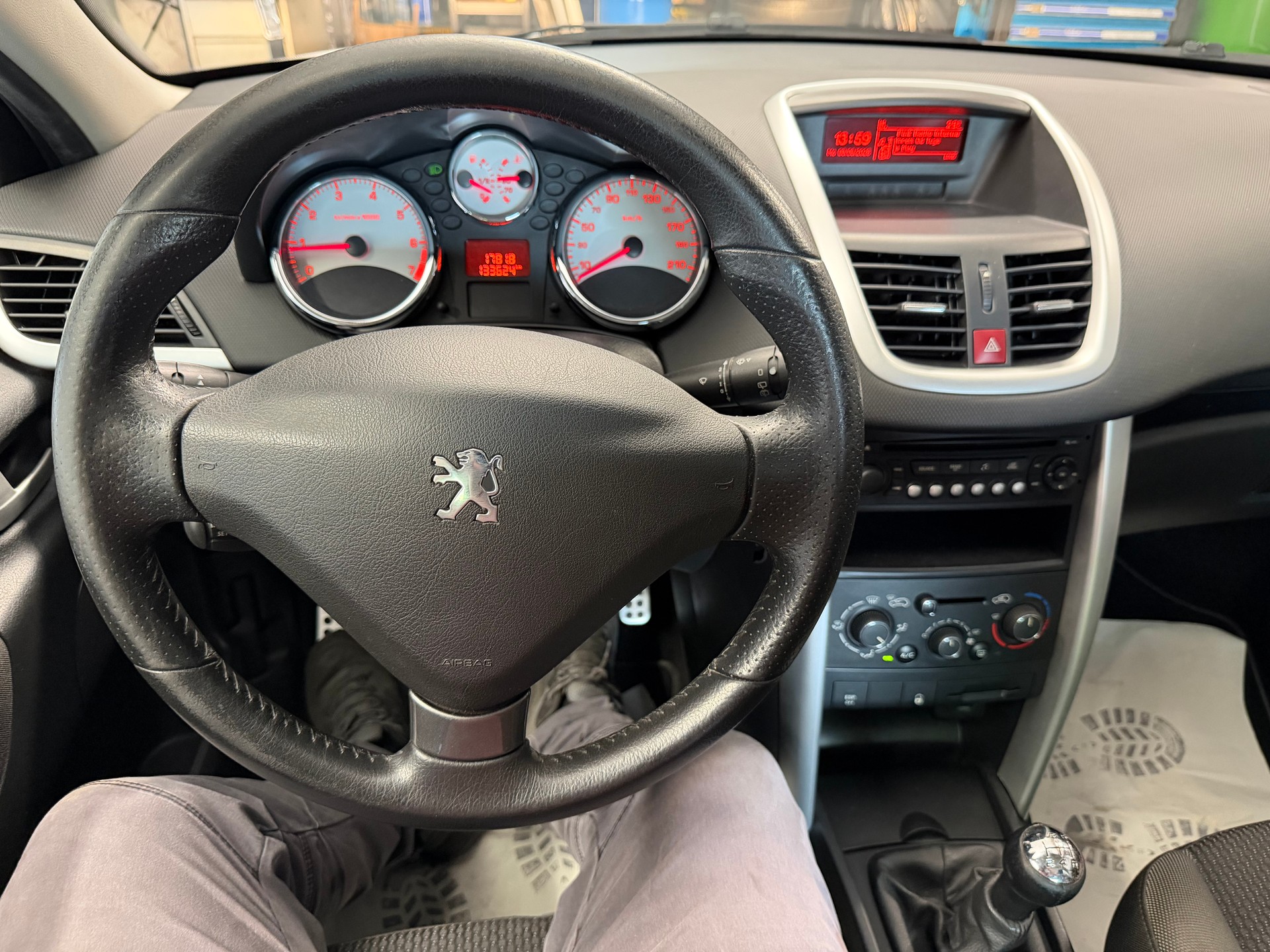 PEUGEOT 207 1.4 16V Swiss Edition-image-9