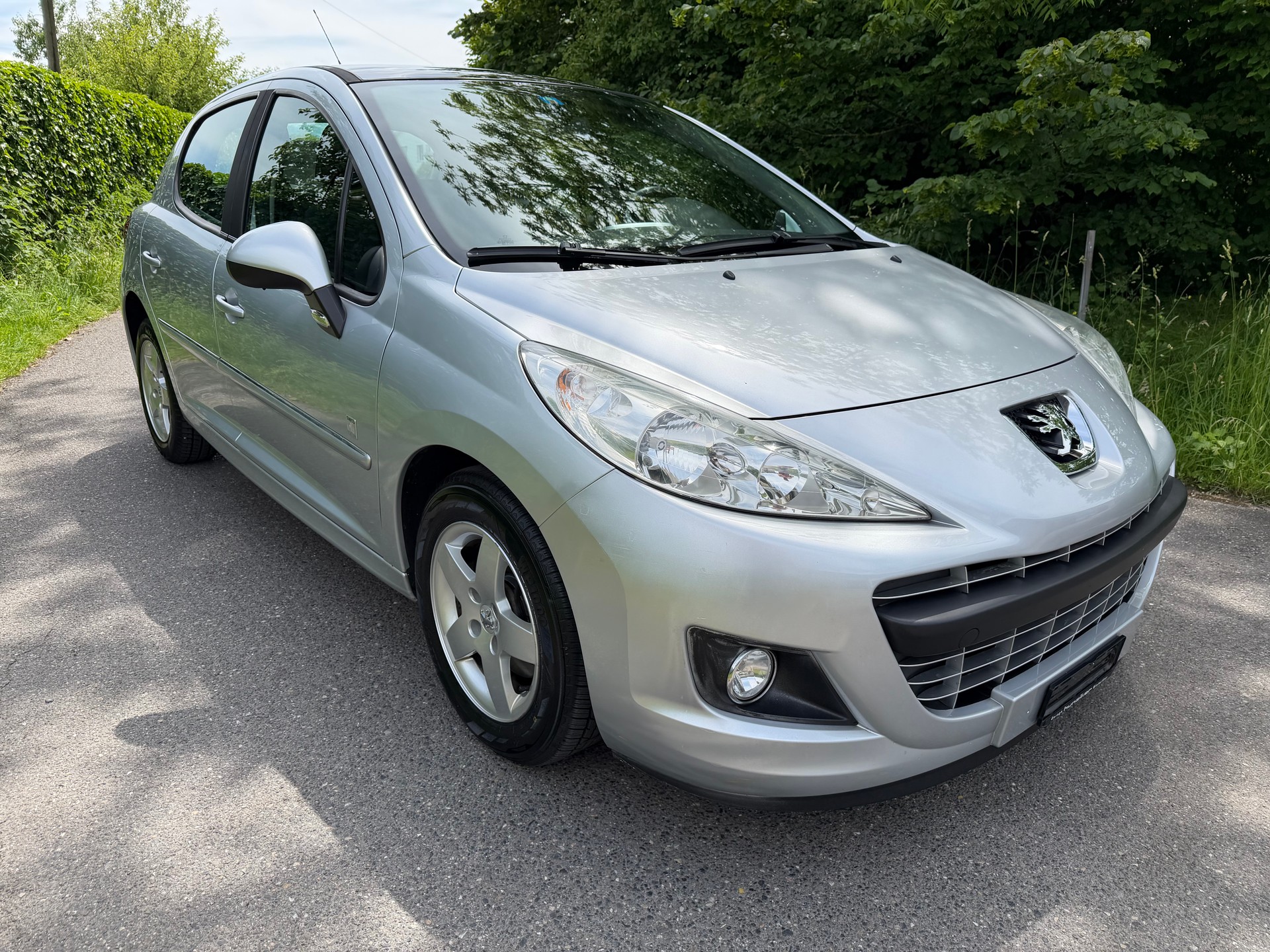 PEUGEOT 207 1.4 16V Swiss Edition-image-4
