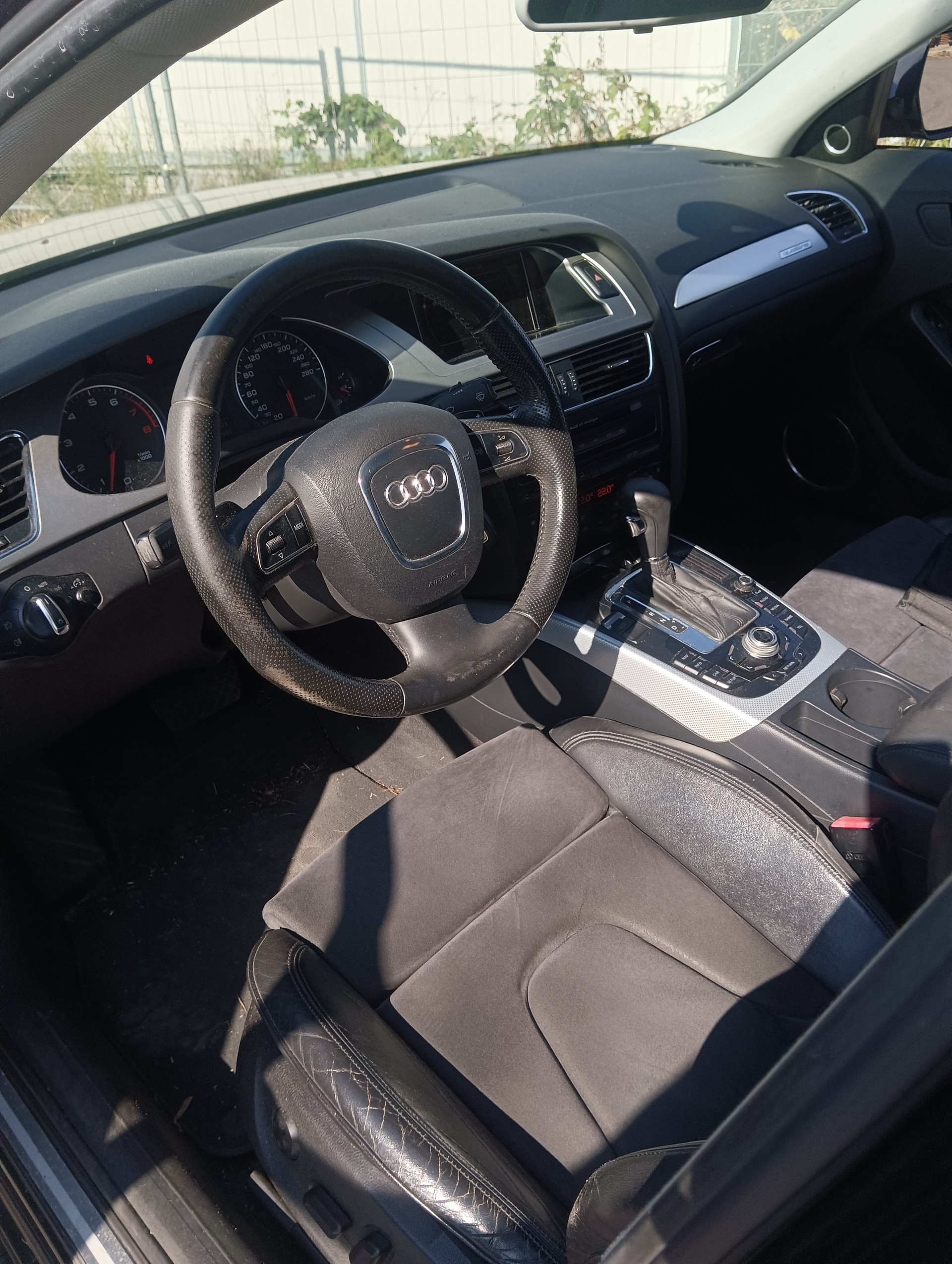AUDI A4 Limousine 3.2 FSI quattro tiptronic-image-4