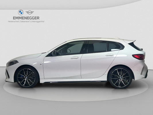 BMW M135i xDrive-showroom-element-1