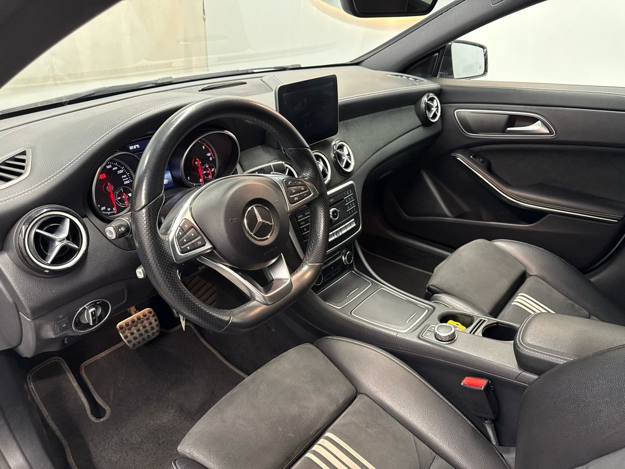 MERCEDES-BENZ CLA 180 d AMG Line 7G-DCT-showroom-element-2