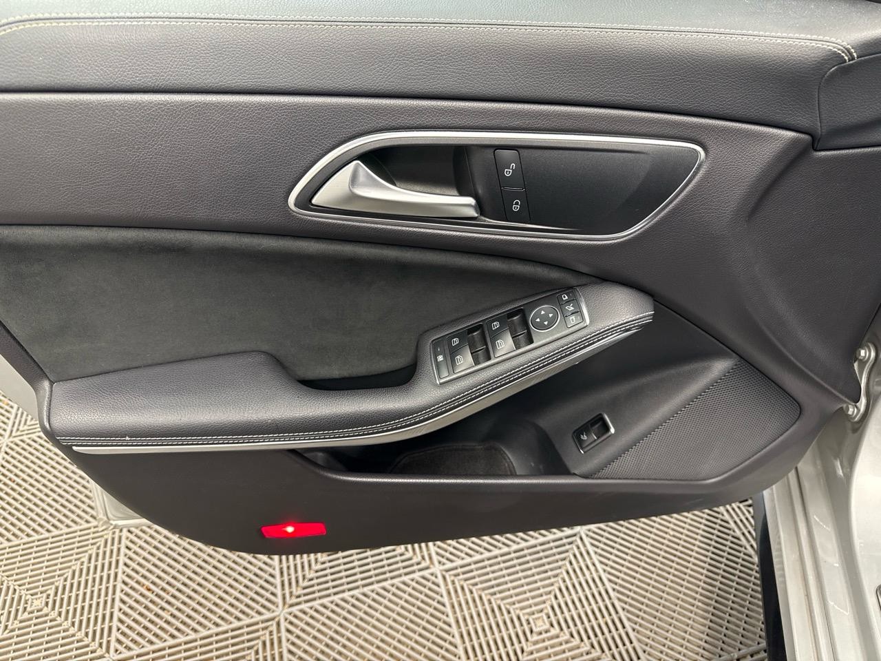 MERCEDES-BENZ CLA 180 d AMG Line 7G-DCT-showroom-element-3