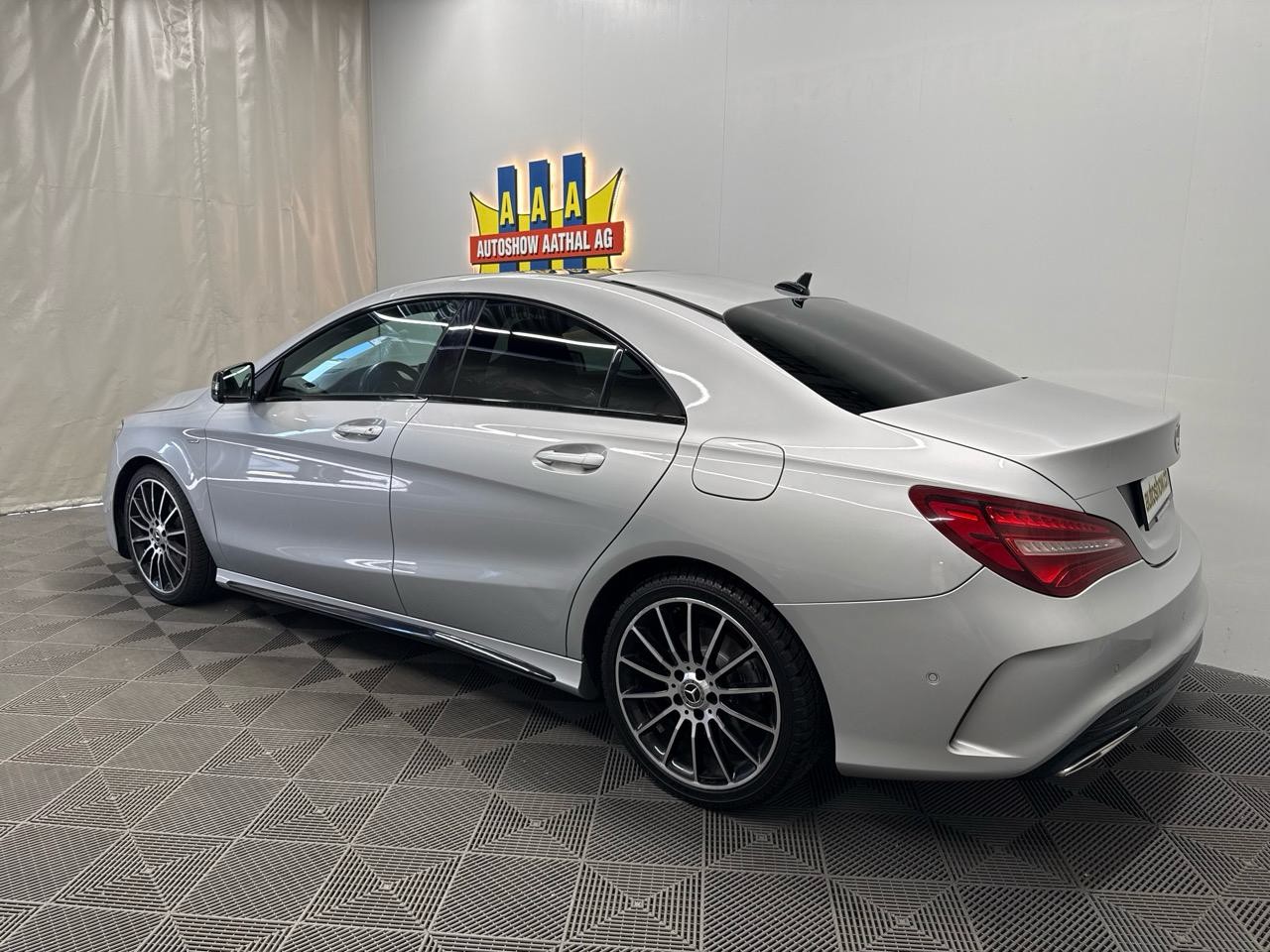 MERCEDES-BENZ CLA 180 d AMG Line 7G-DCT-showroom-element-1