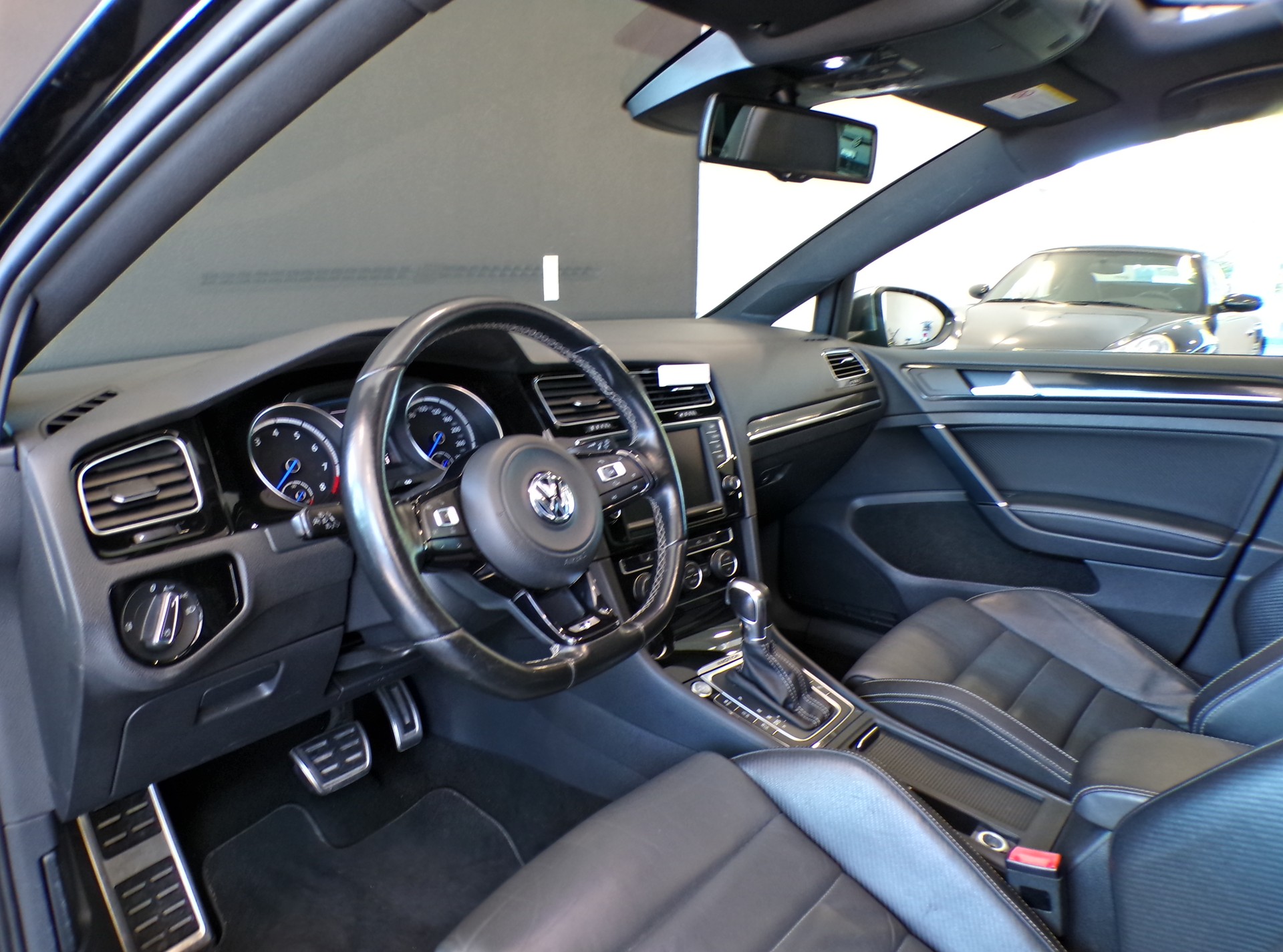 VW Golf 2.0 TSI R 4Motion DSG-image-18