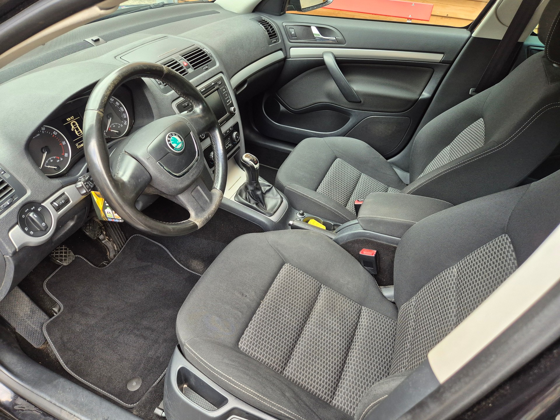 SKODA Octavia Combi 1.8 TSI Ambiente-image-5