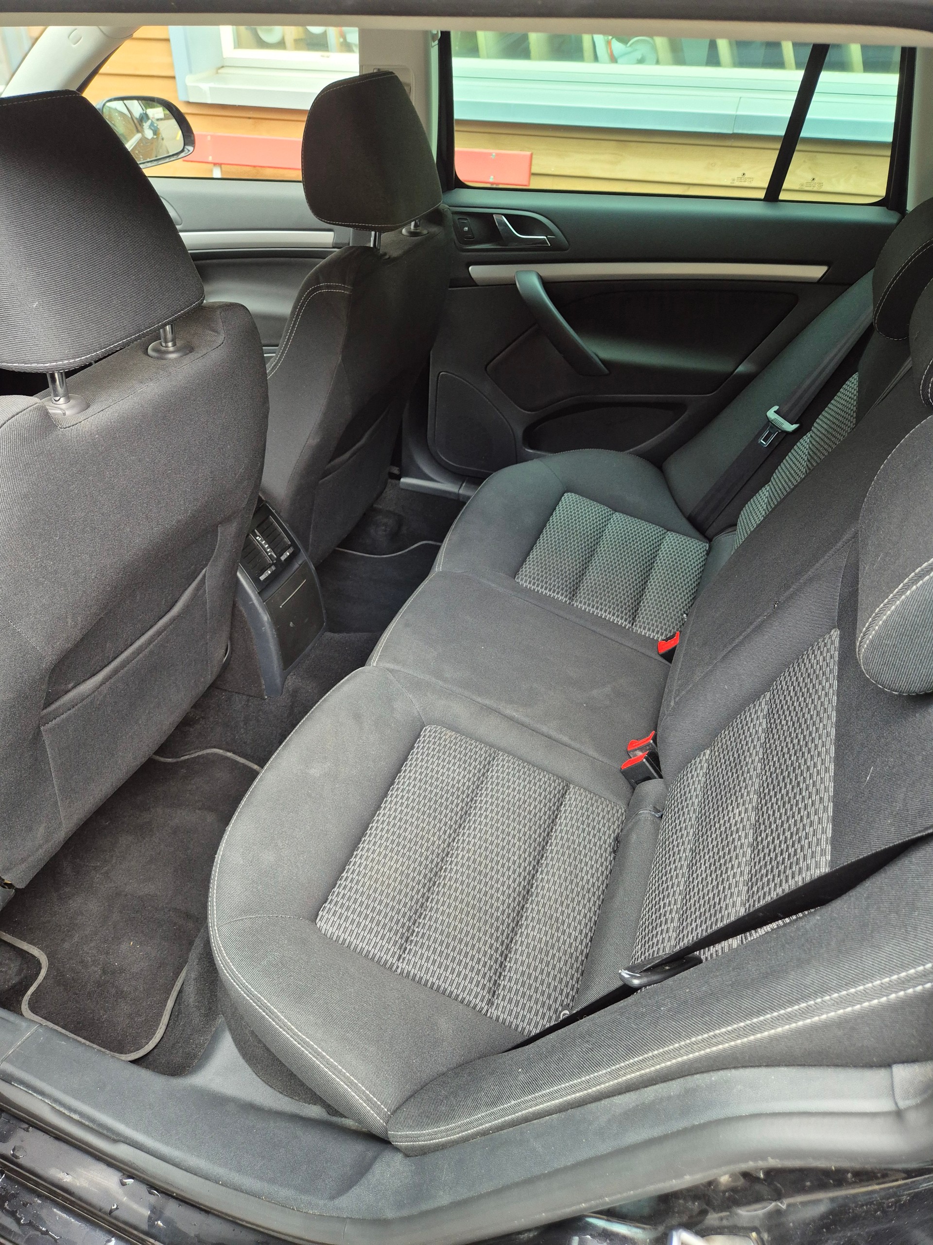 SKODA Octavia Combi 1.8 TSI Ambiente-image-7