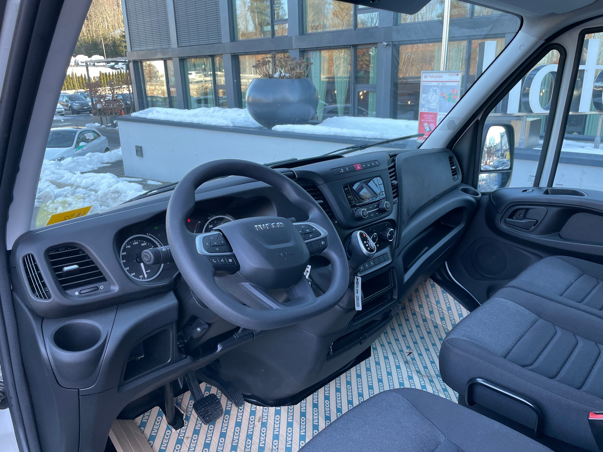 IVECO Daily 35 S 14H A8 V Kastenwagen-image-9