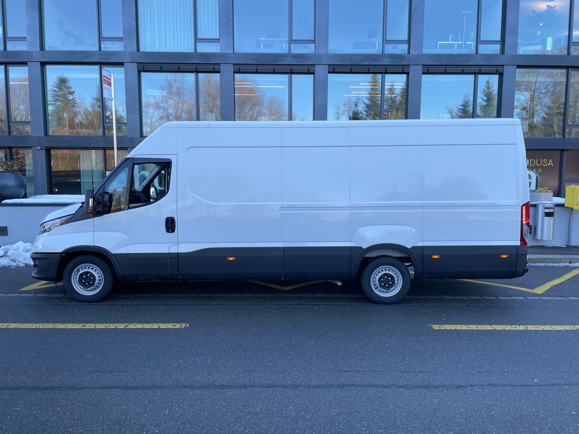 IVECO Daily 35 S 14H A8 V Kastenwagen-image-8