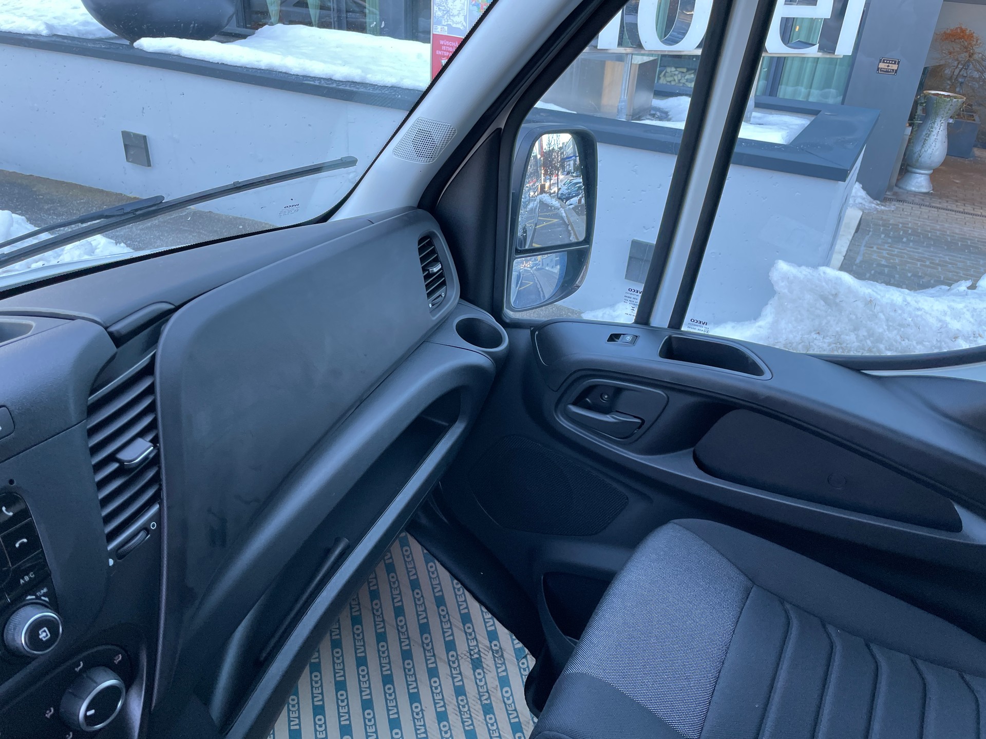 IVECO Daily 35 S 14H A8 V Kastenwagen-image-17