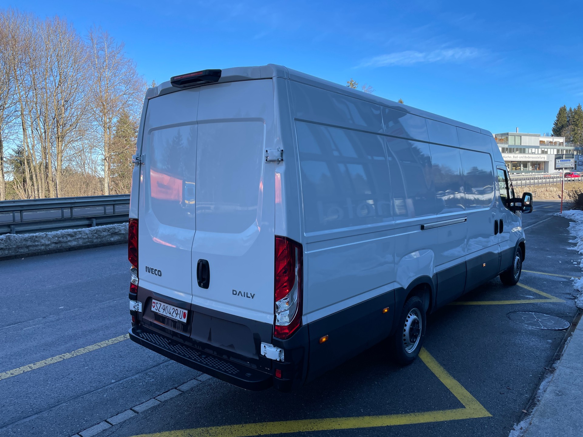 IVECO Daily 35 S 14H A8 V Kastenwagen-image-4
