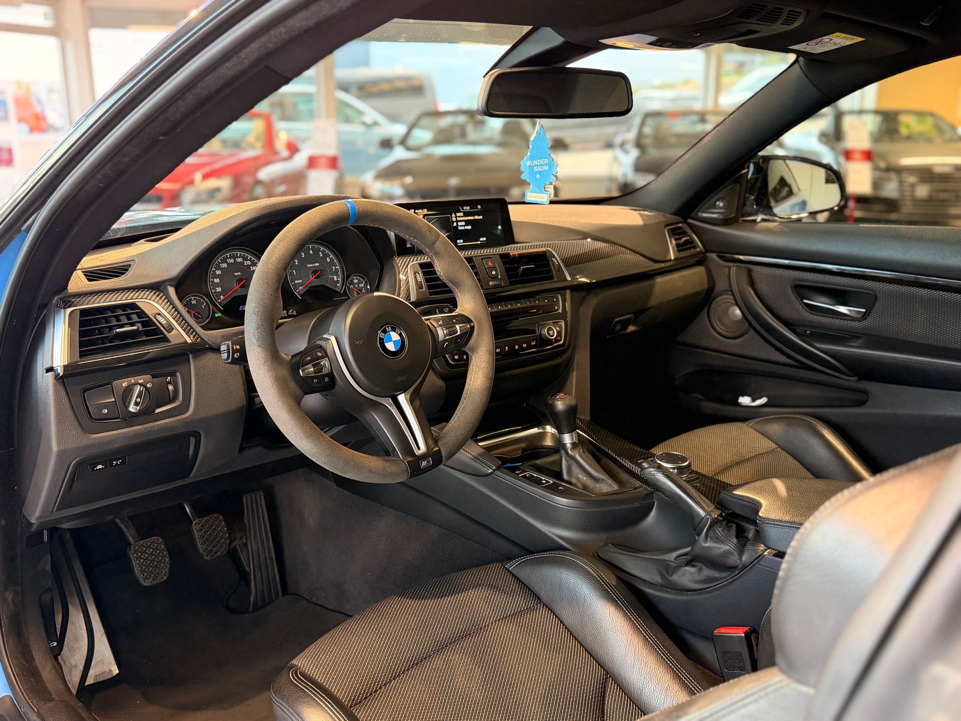 BMW M4 Coupé Handschalter-image-14