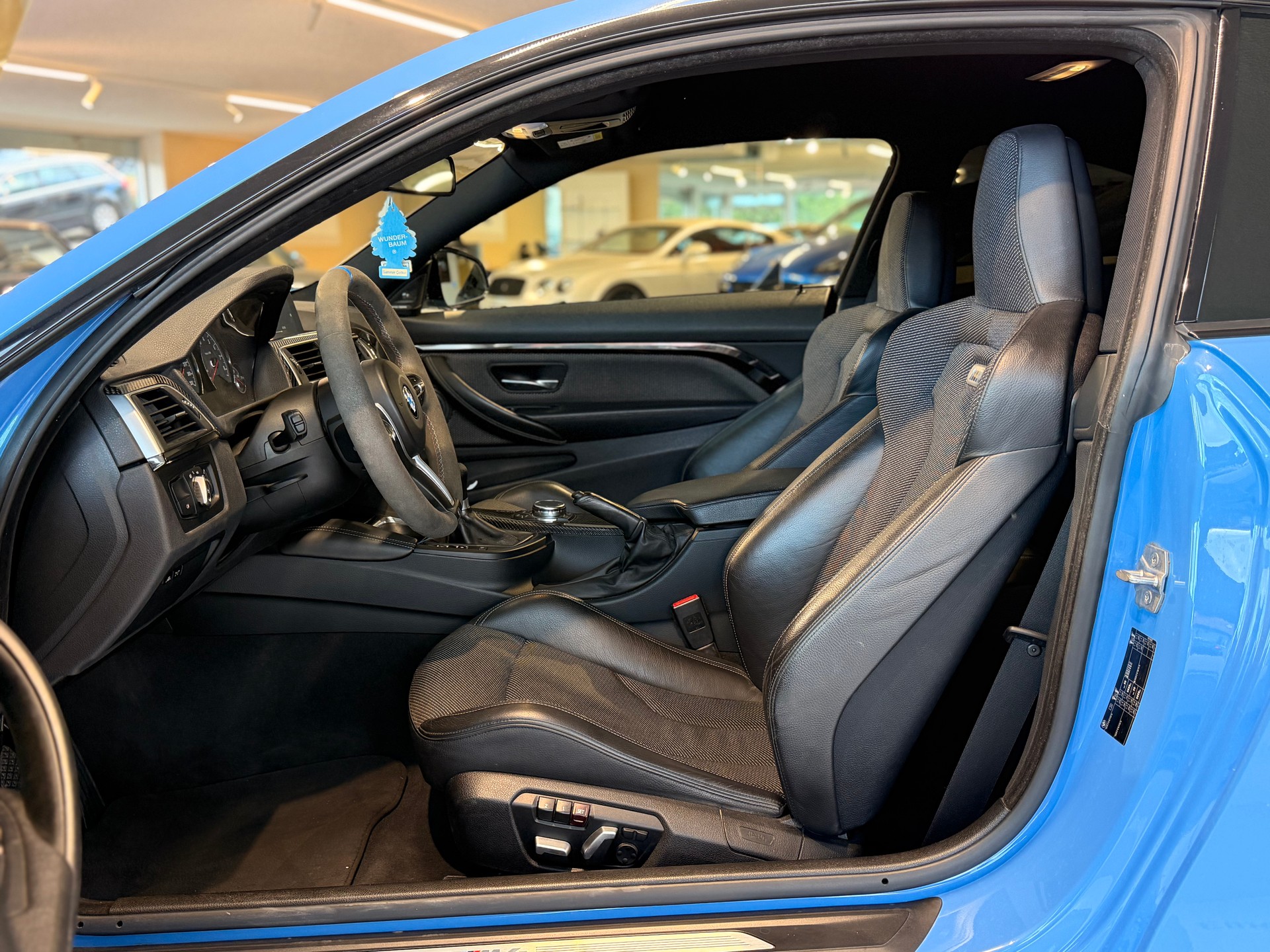 BMW M4 Coupé Handschalter-image-12