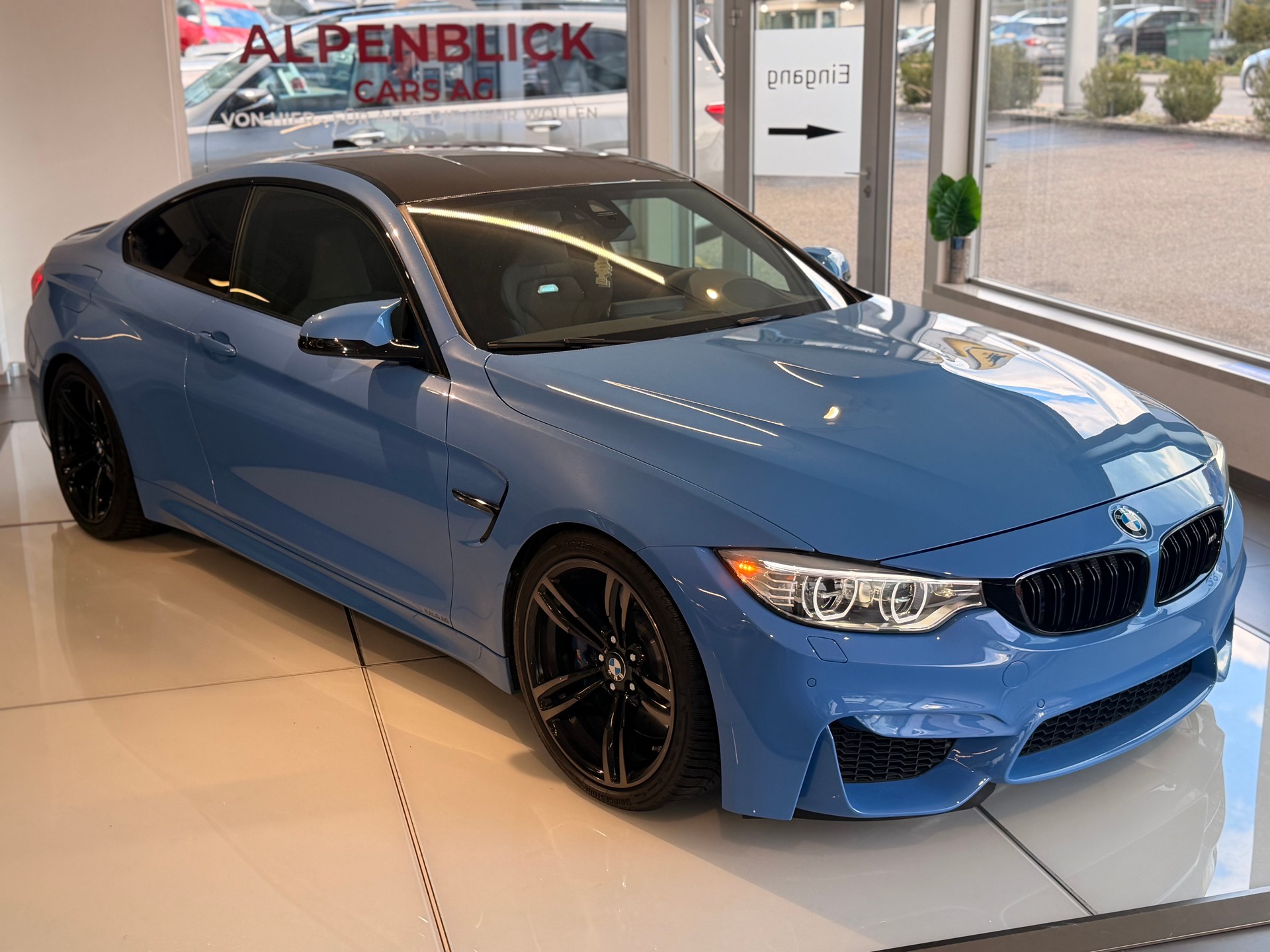 BMW M4 Coupé Handschalter-image-4