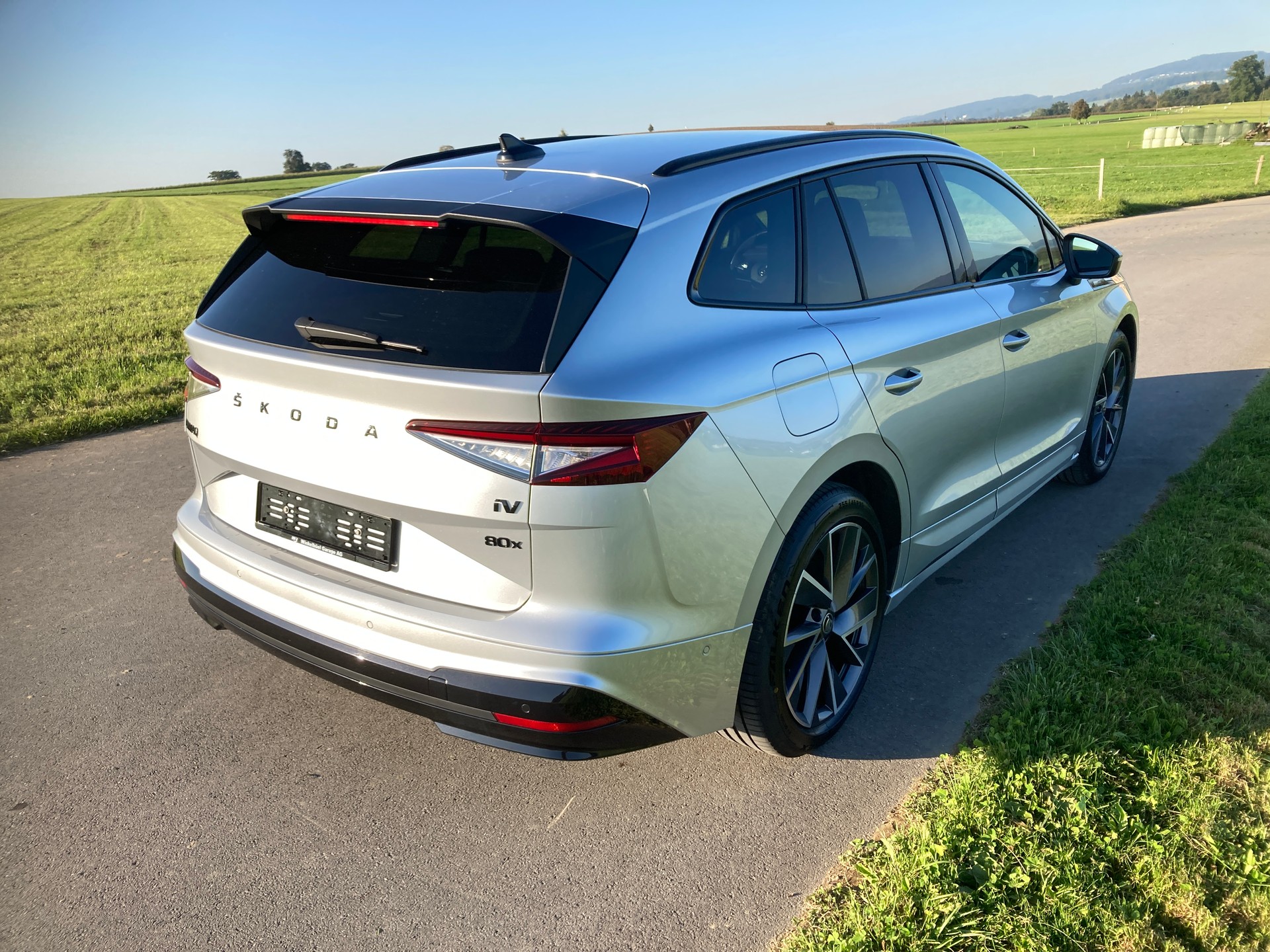 SKODA Enyaq iV 80x SportLine mit Anhängerkupplung-image-2