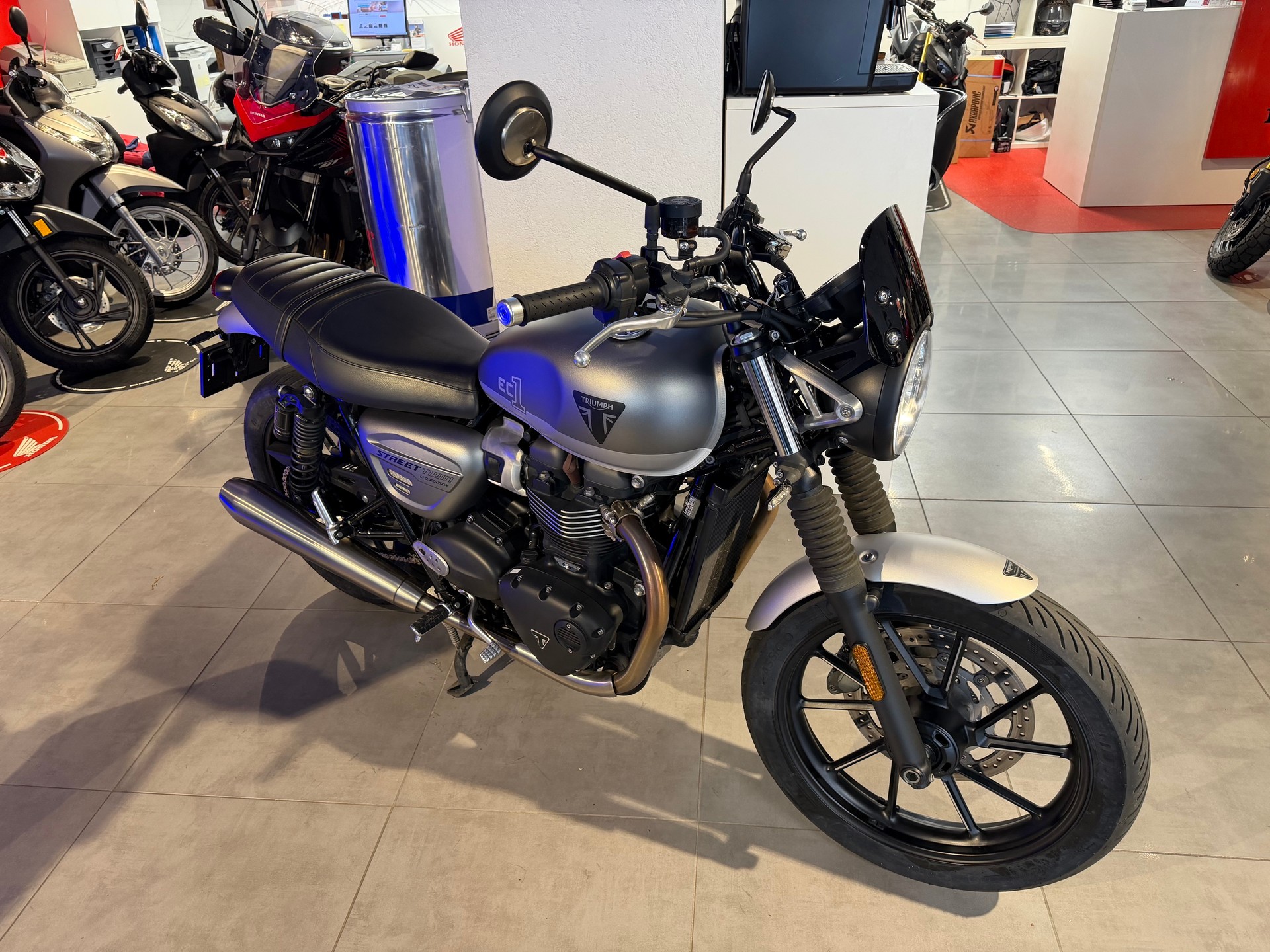 TRIUMPH Street Twin 900 Gold Line-image-1