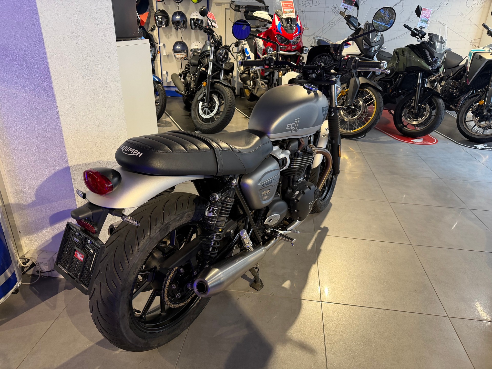TRIUMPH Street Twin 900 Gold Line-image-2