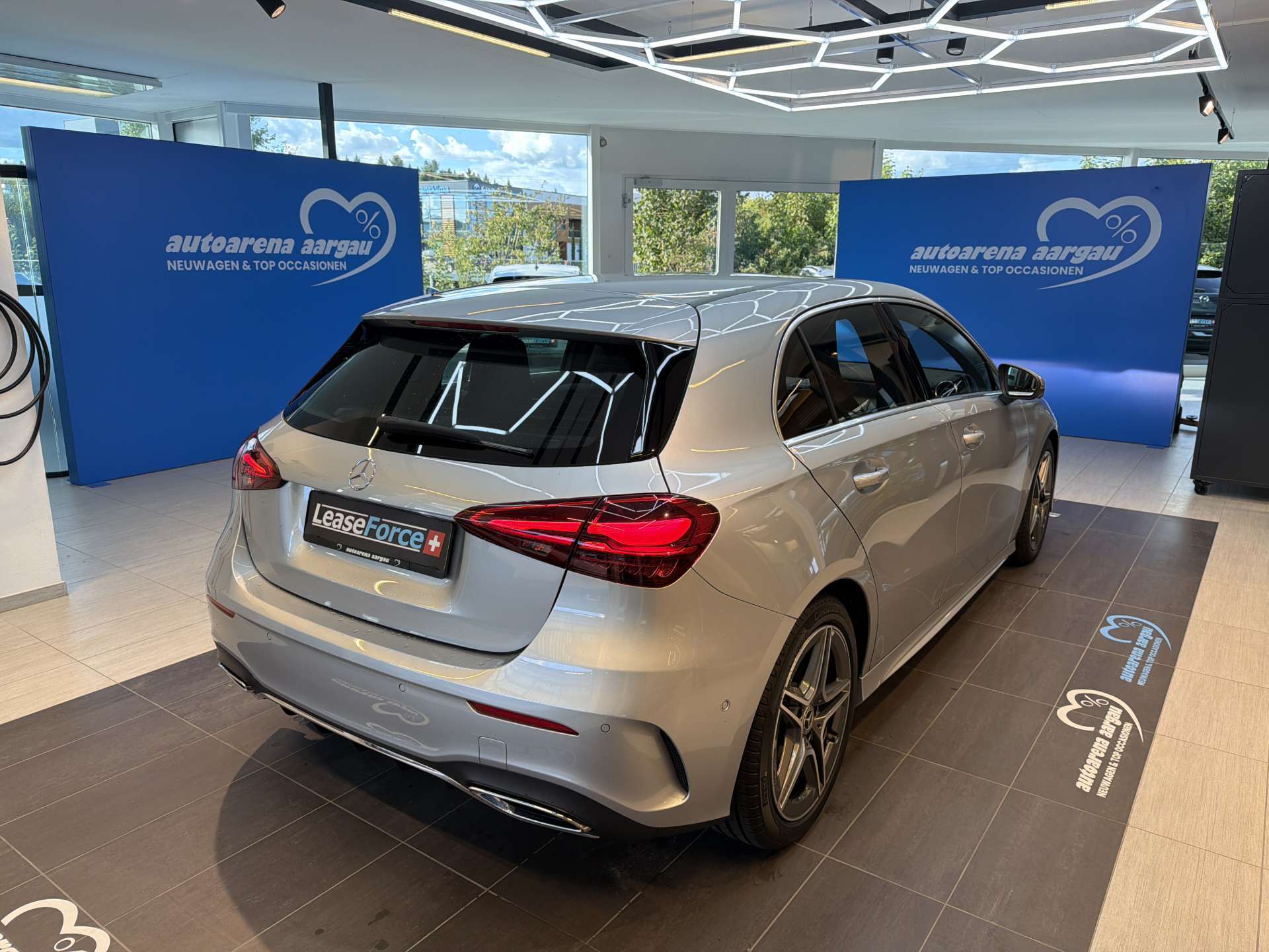 MERCEDES-BENZ A 180 AMG-Line DCT-Automat-showroom-element-2