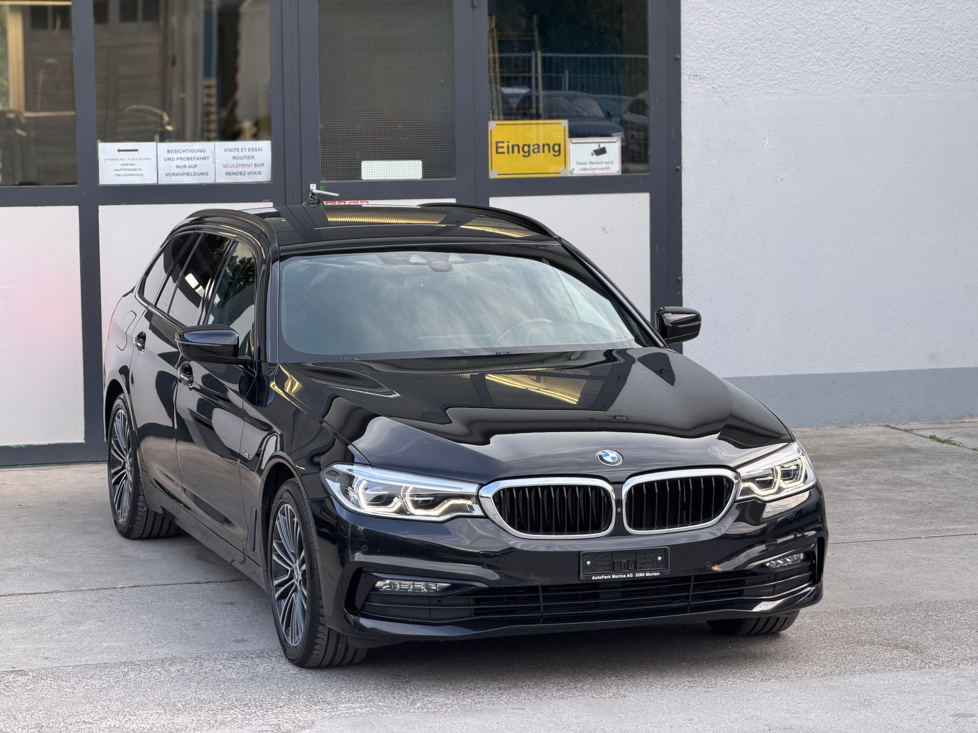 BMW 520d xDrive Touring Sport Line Steptronic-showroom-element-3