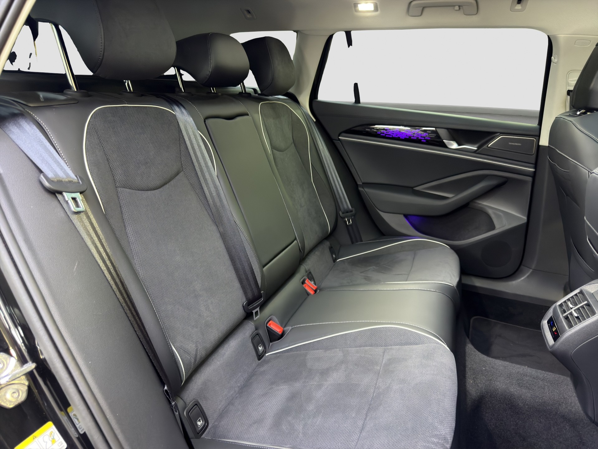 VW Passat Variant 2.0 TDI evo Business DSG-image-14