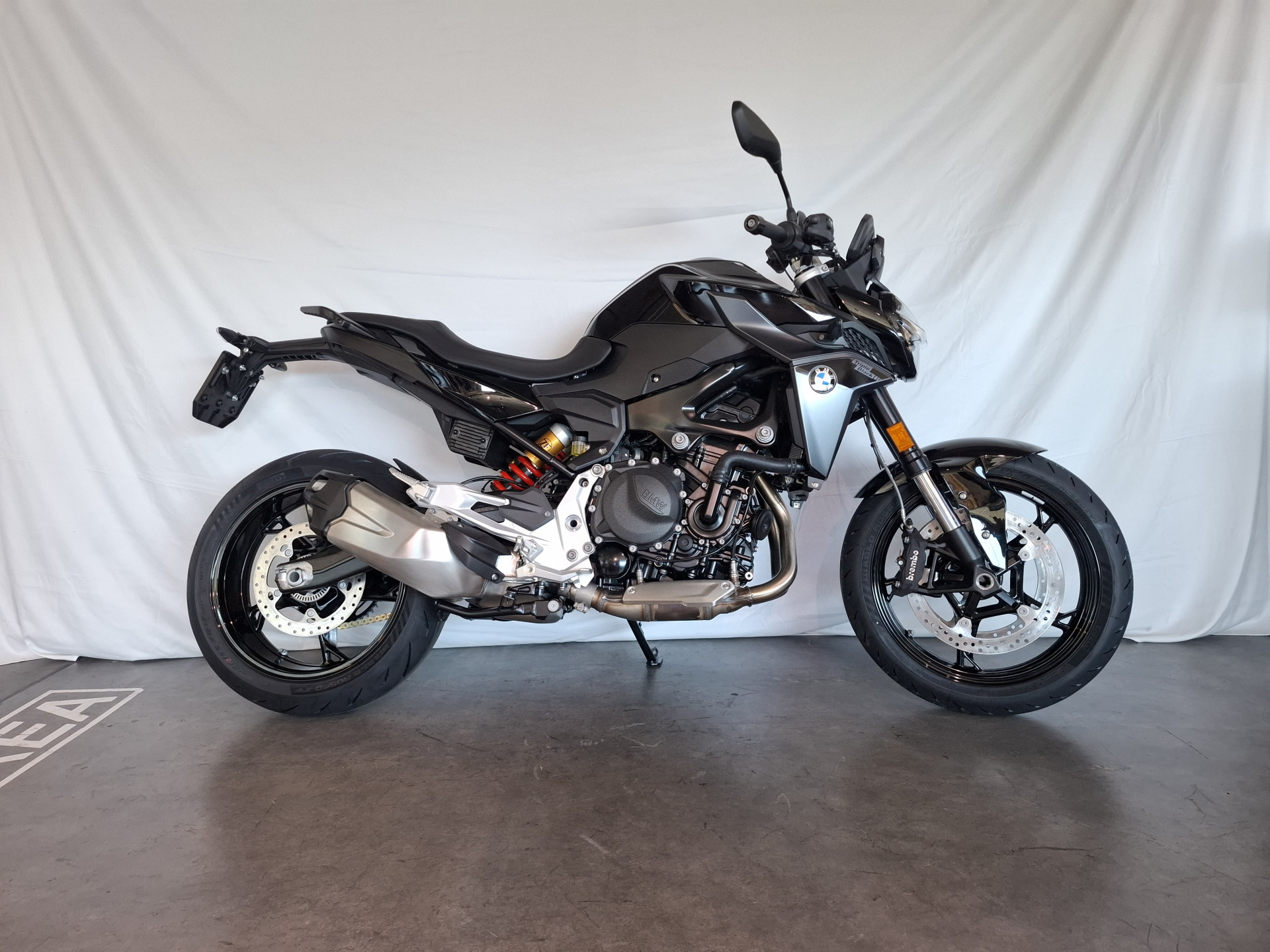 BMW F 900 R Triple Black-image-2
