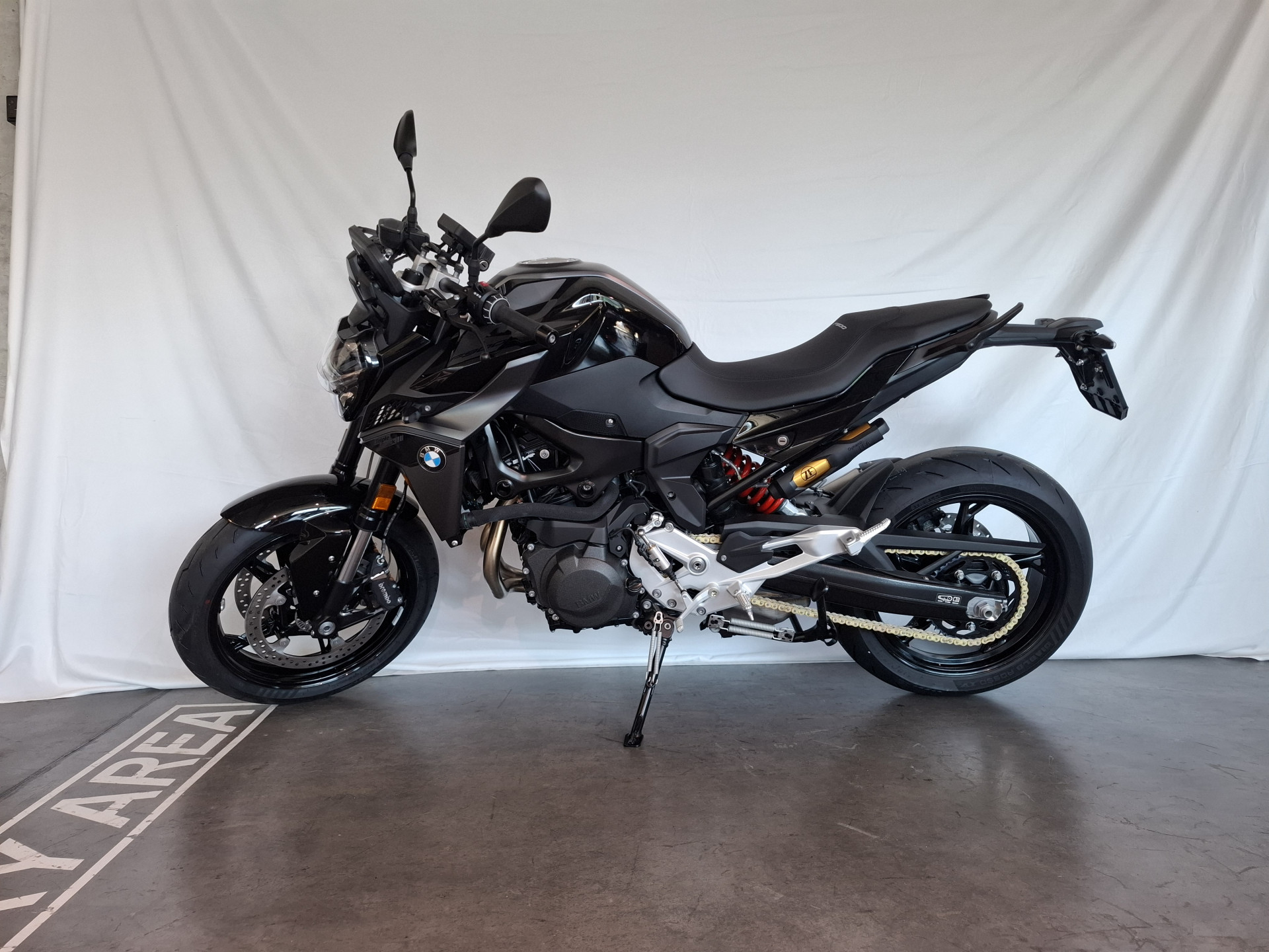 BMW F 900 R Triple Black-image-1
