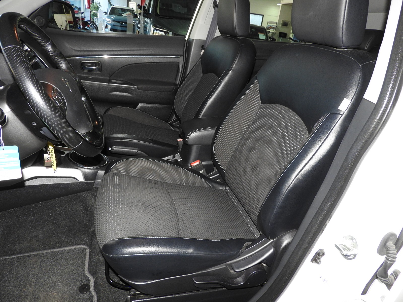 CITROEN C4 Aircross 1.6 HDi Collection 4WD-image-8