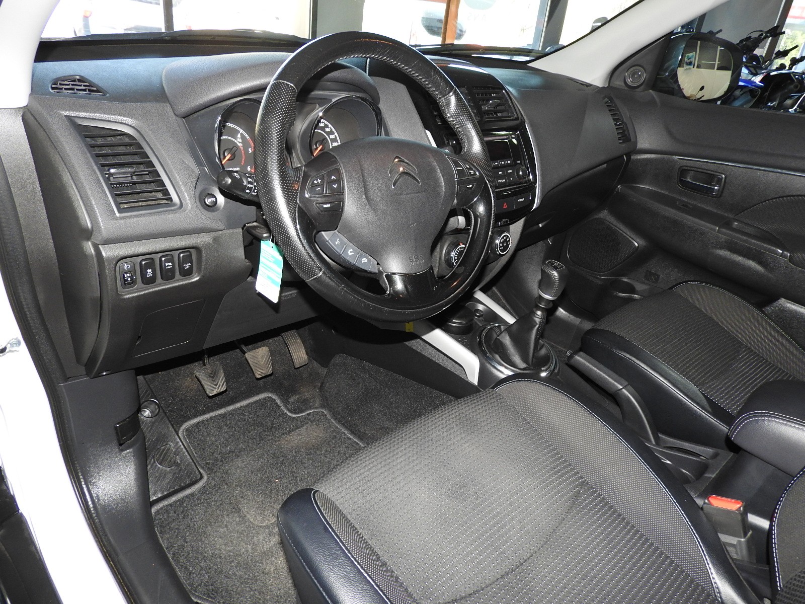 CITROEN C4 Aircross 1.6 HDi Collection 4WD-image-6