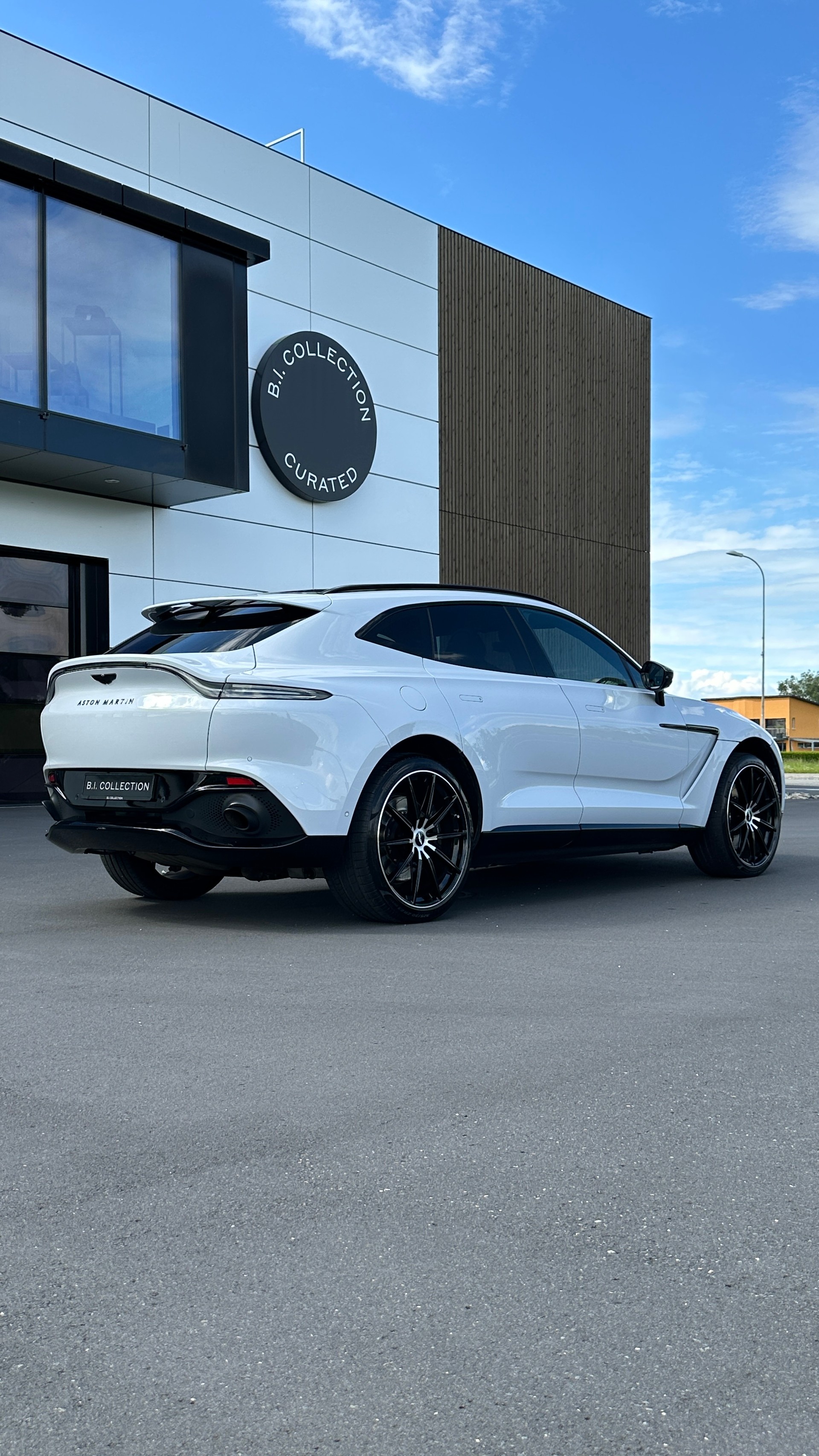 ASTON MARTIN DBX 4.0 V8-image-9