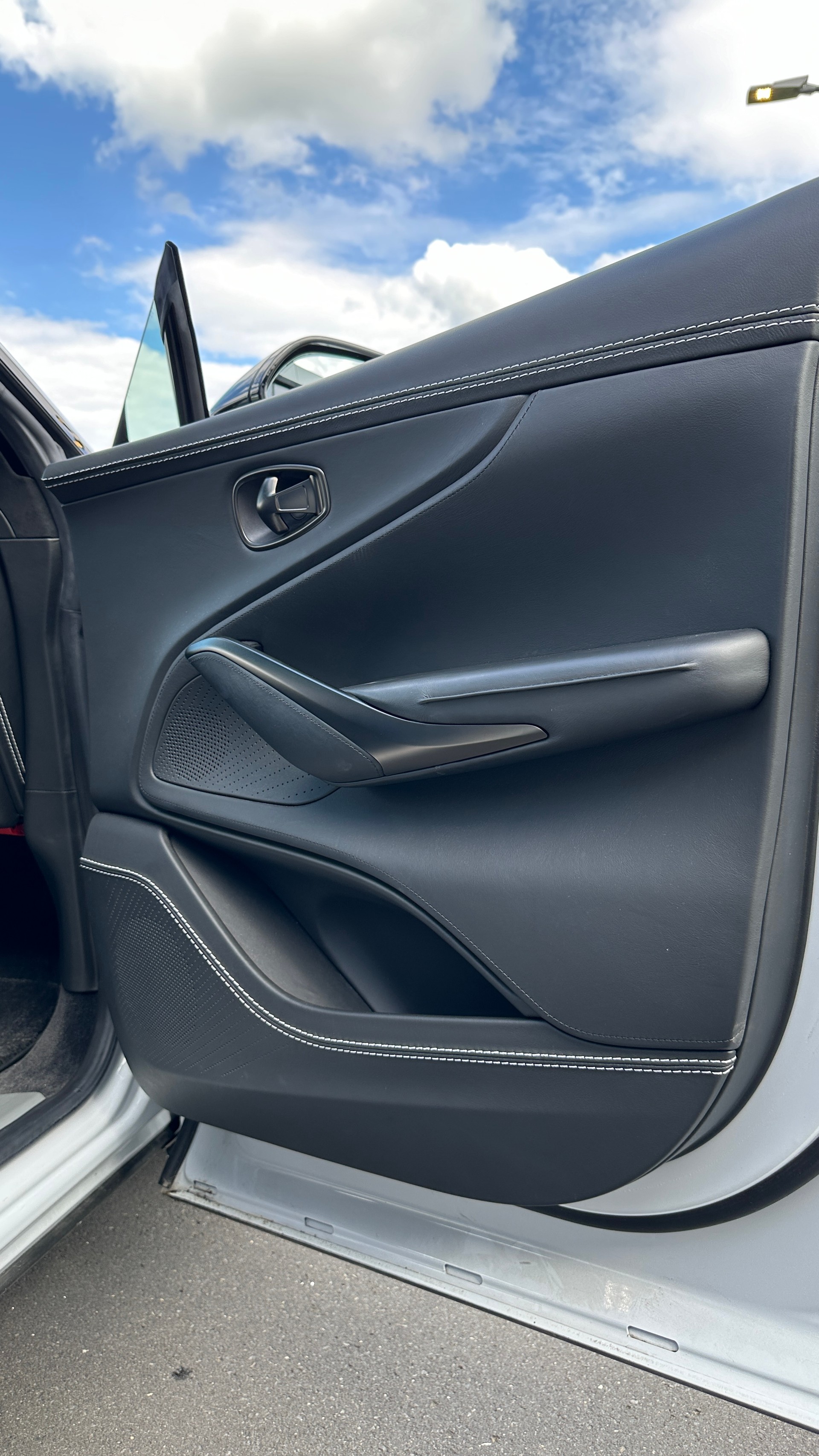 ASTON MARTIN DBX 4.0 V8-image-21