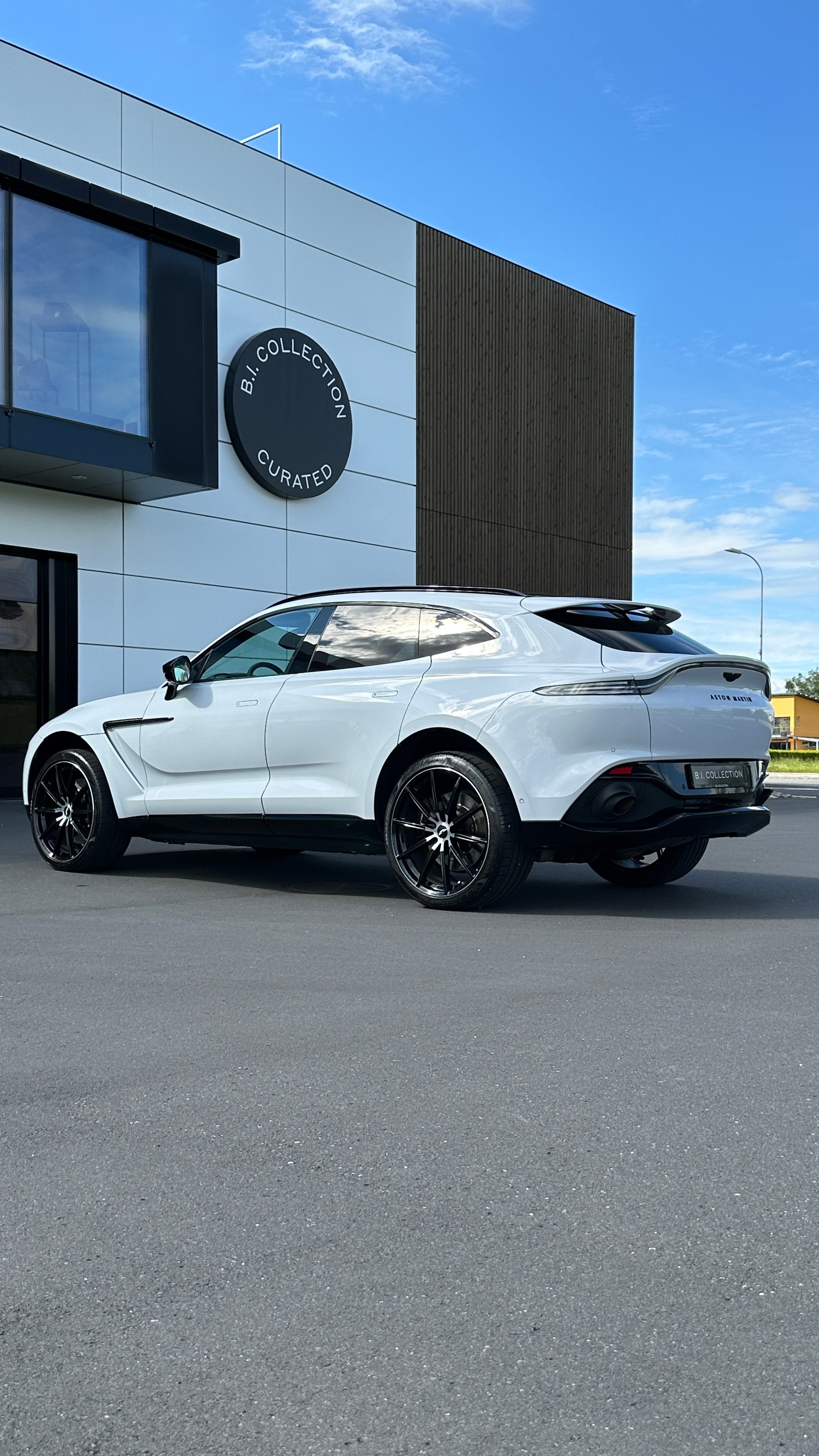 ASTON MARTIN DBX 4.0 V8-showroom-element-1