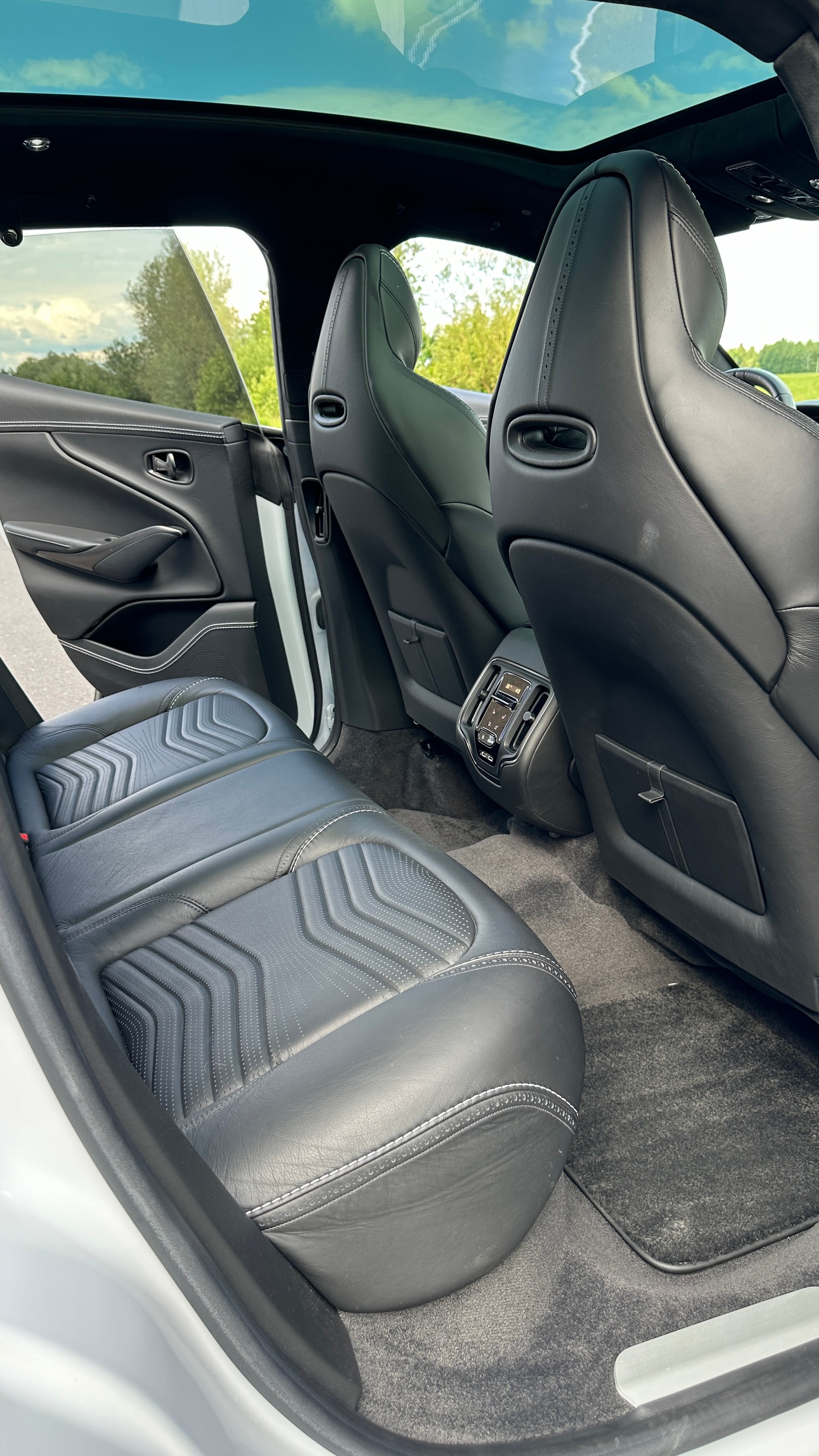 ASTON MARTIN DBX 4.0 V8-image-18
