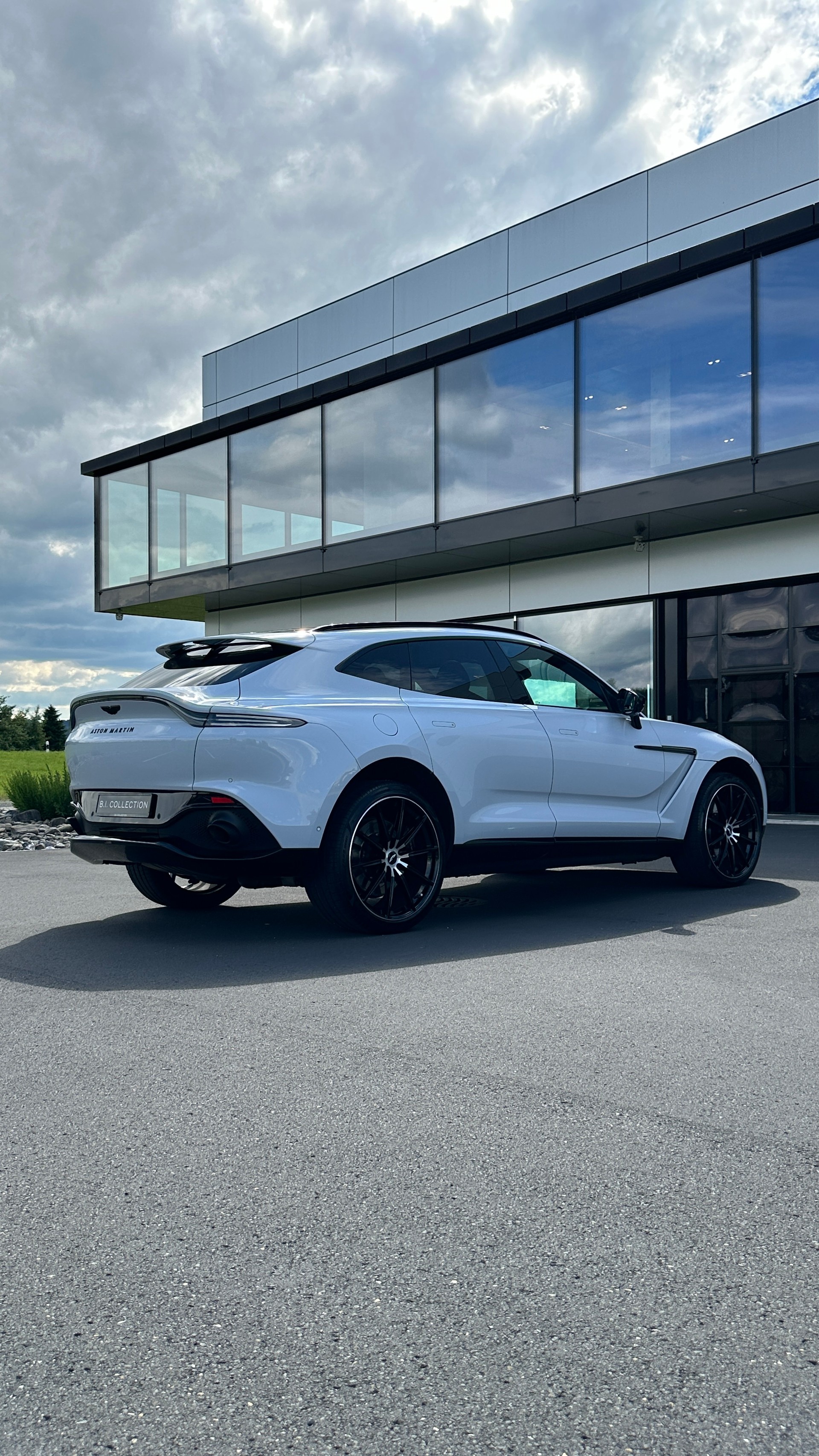 ASTON MARTIN DBX 4.0 V8-image-8