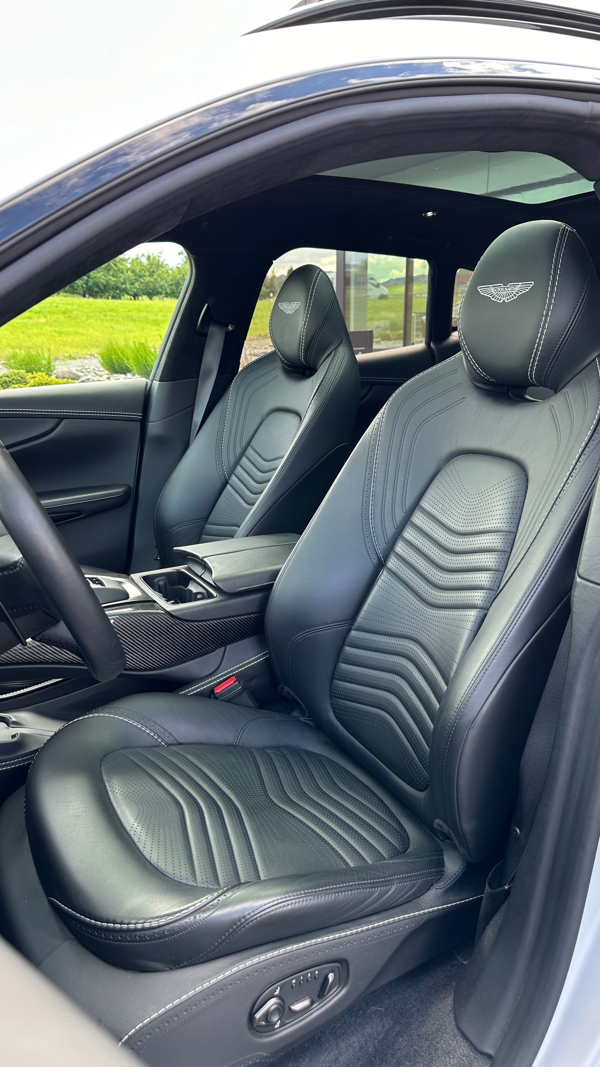 ASTON MARTIN DBX 4.0 V8-image-12