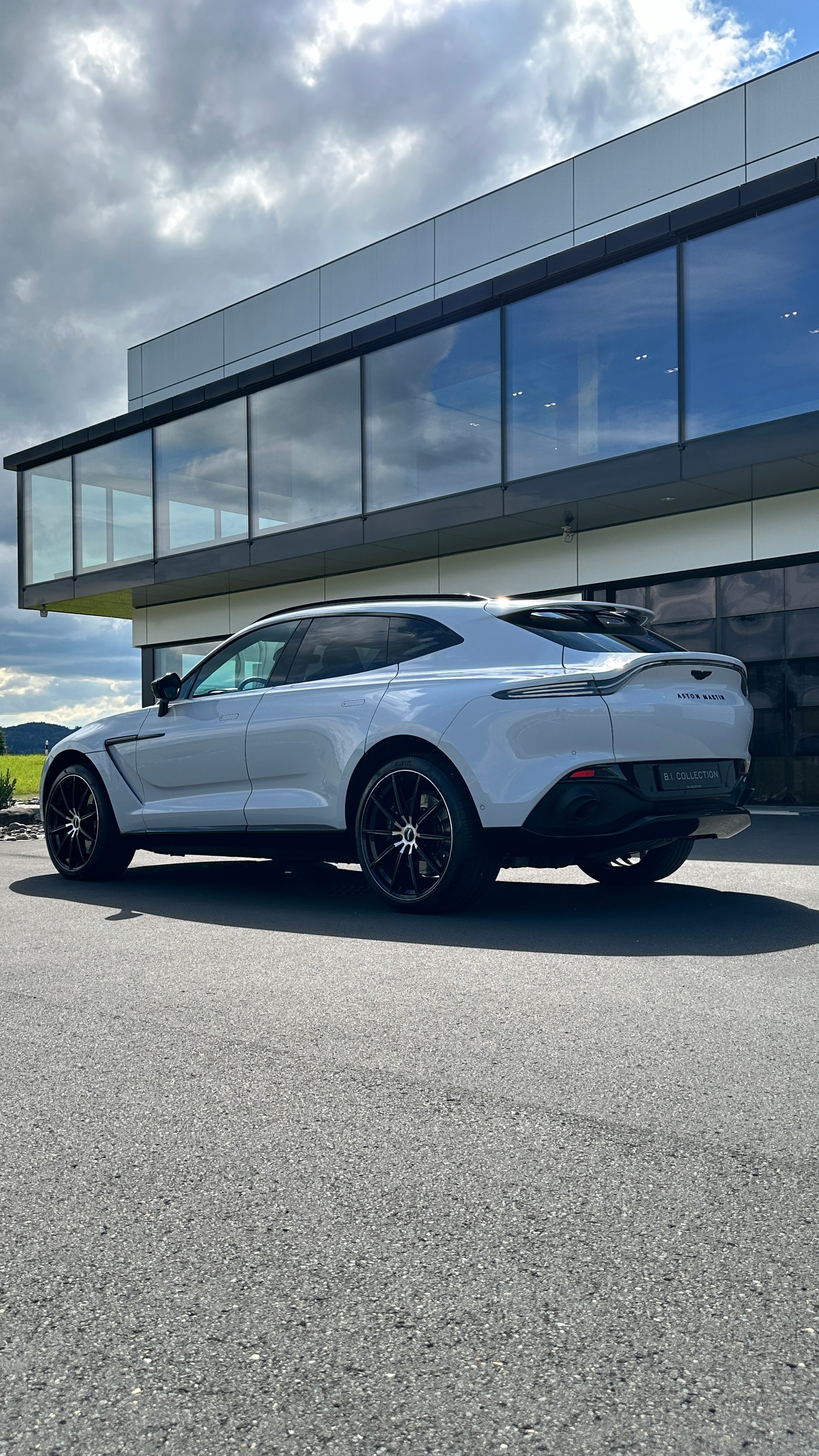 ASTON MARTIN DBX 4.0 V8-showroom-element-3